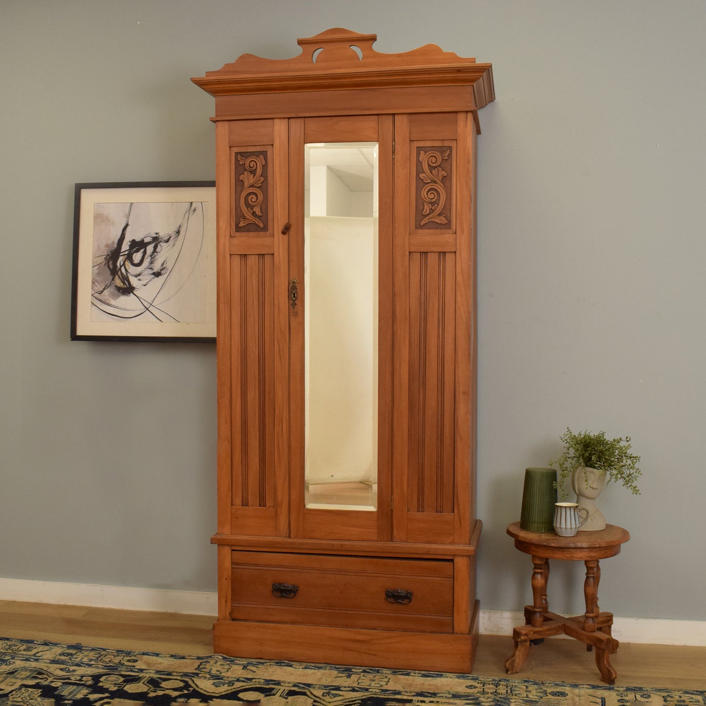 Mirrored Hallrobe
