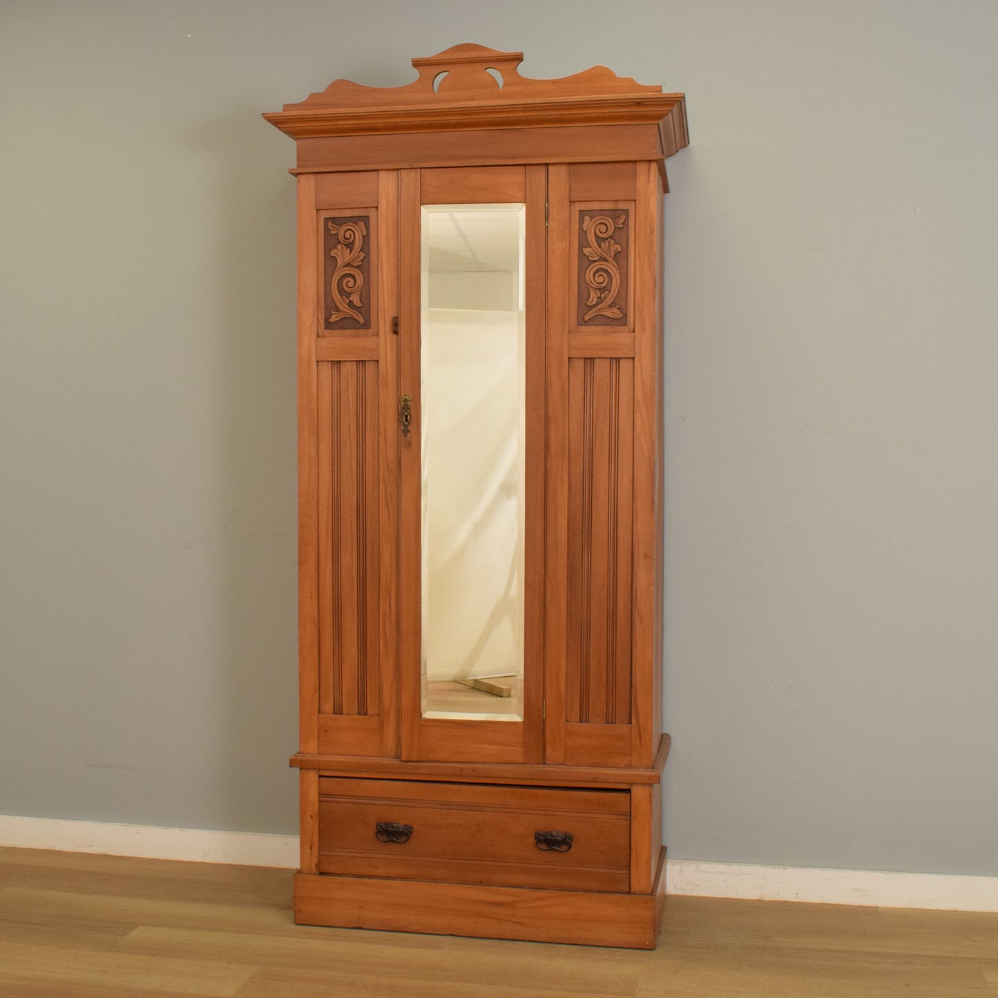 Mirrored Hallrobe