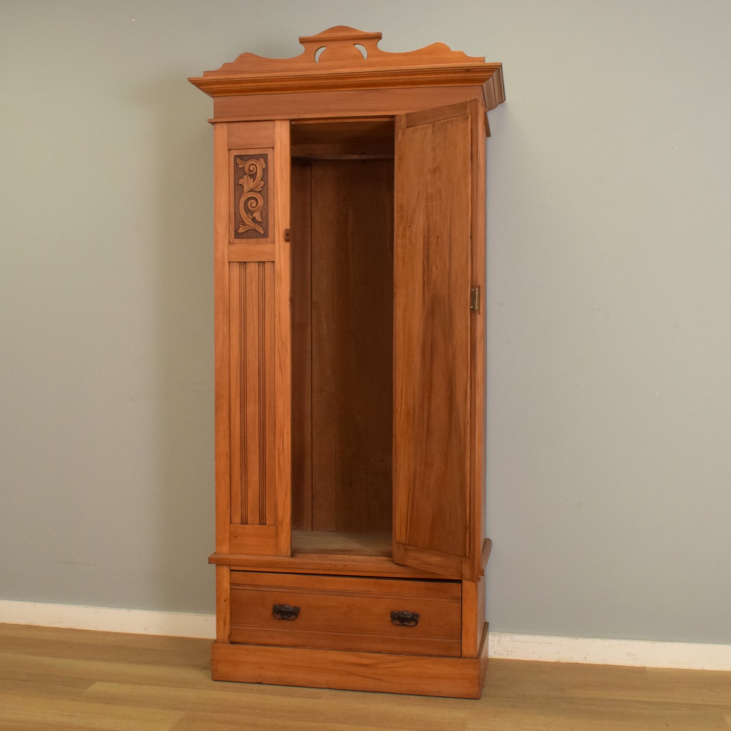 Mirrored Hallrobe