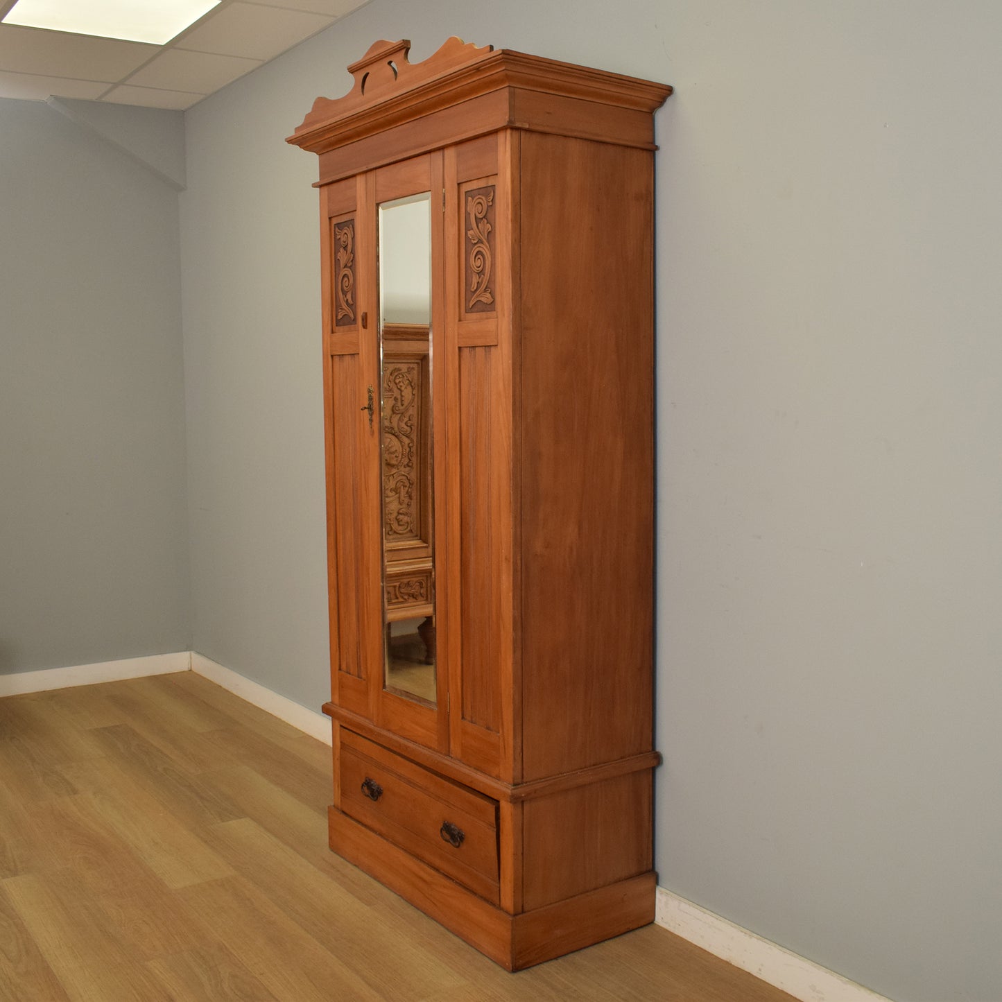 Mirrored Hallrobe