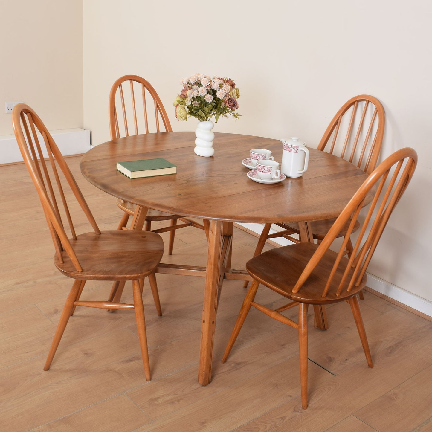 Ercol Dropleaf Dining Table with Four Chairs