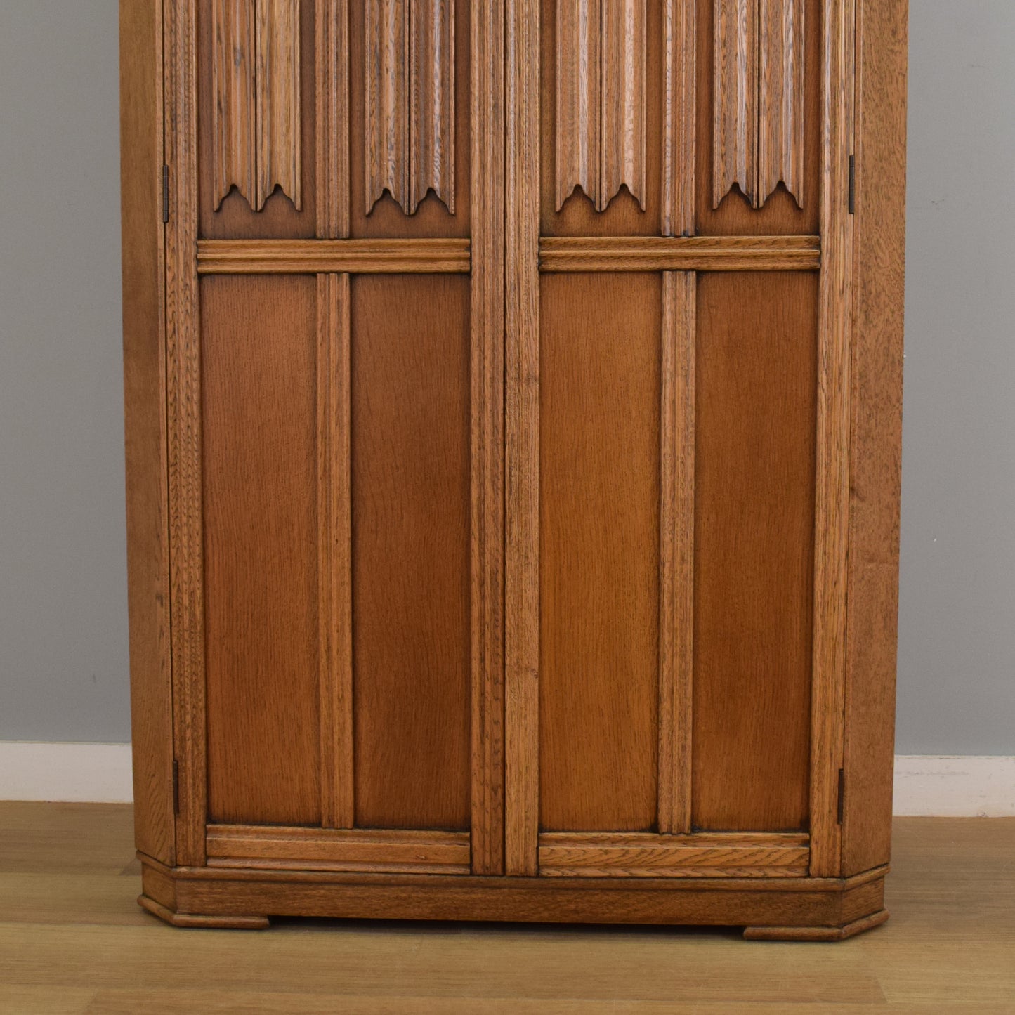 Traditional Oak Linenfold Wardrobe
