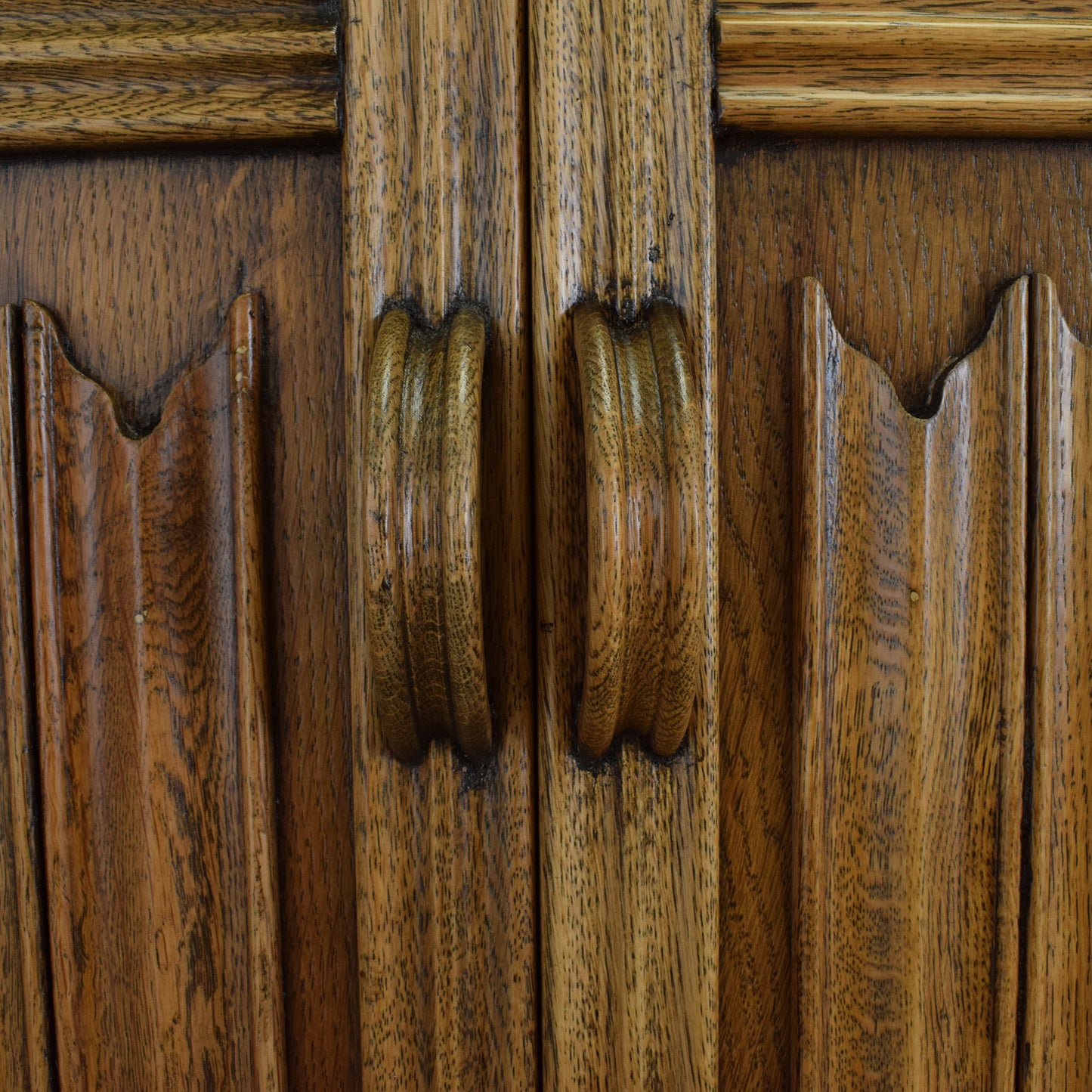 Traditional Oak Linenfold Wardrobe