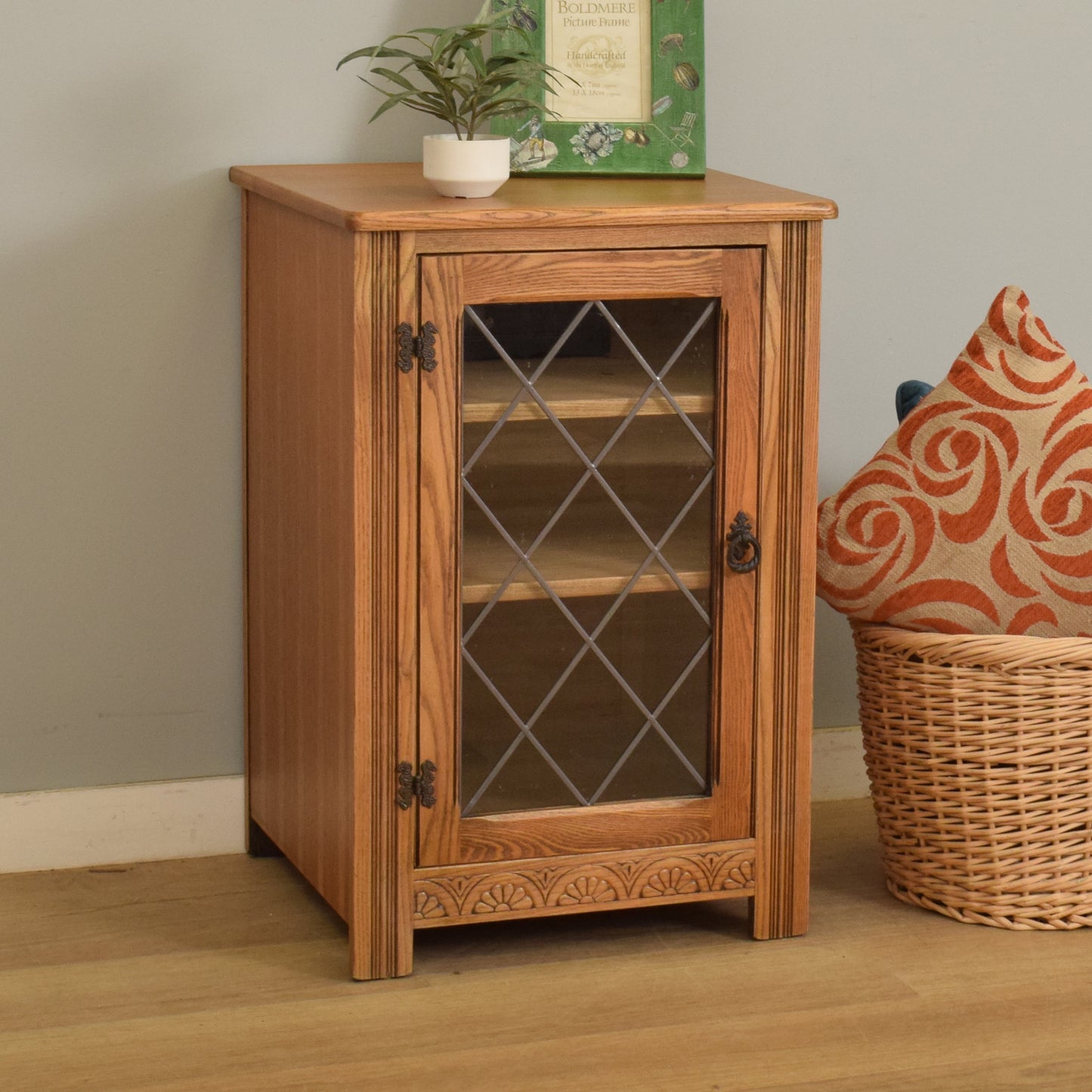 'Old Charm' Hi-Fi Cabinet