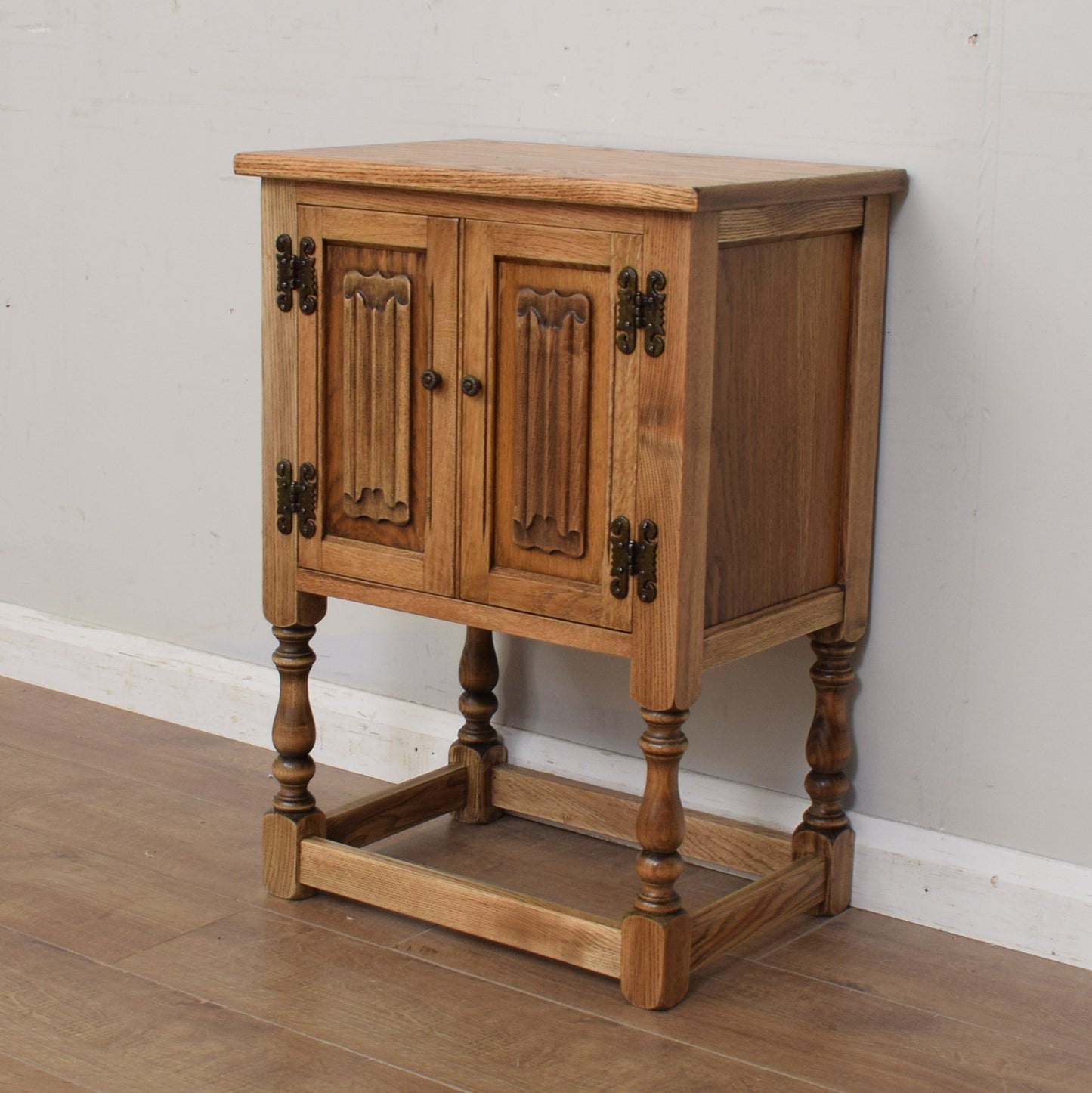 Old Charm Pot Cupboard