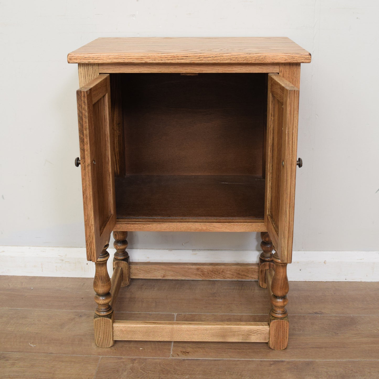 Old Charm Pot Cupboard