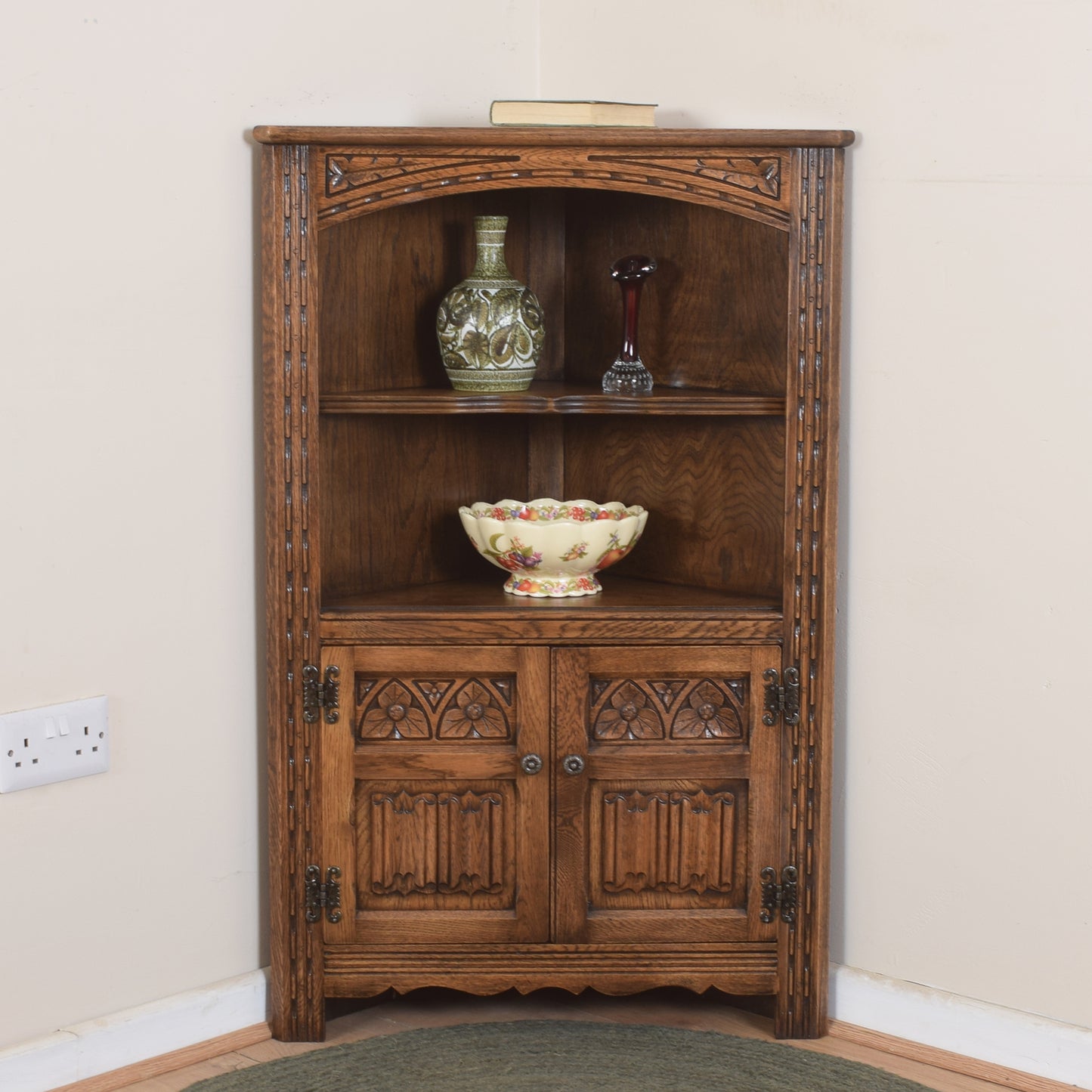 Small Old Charm Corner Unit