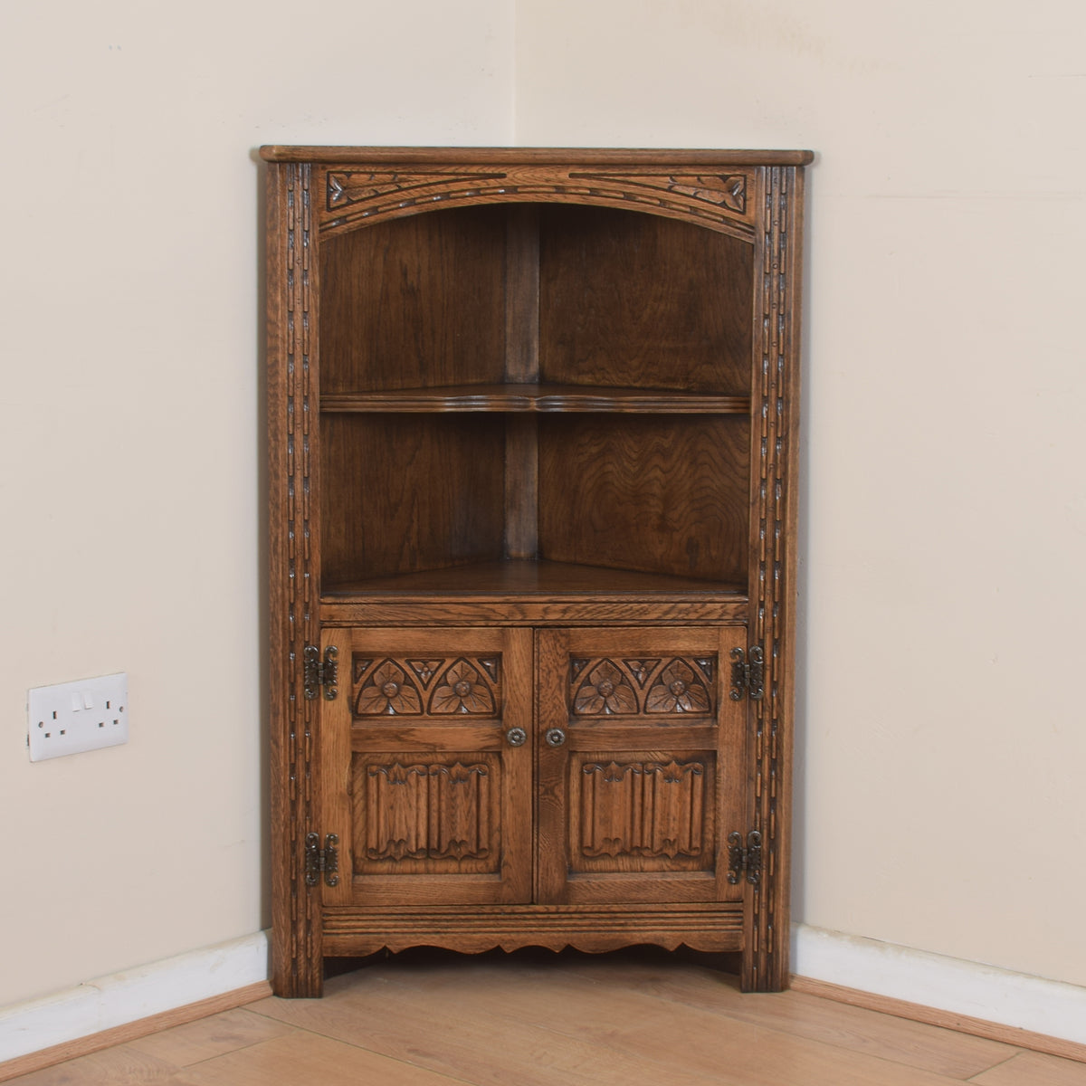 Small Old Charm Corner Unit