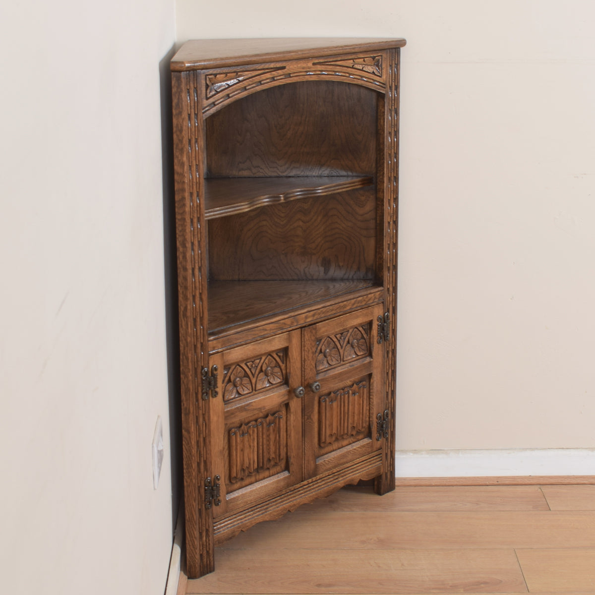 Small Old Charm Corner Unit