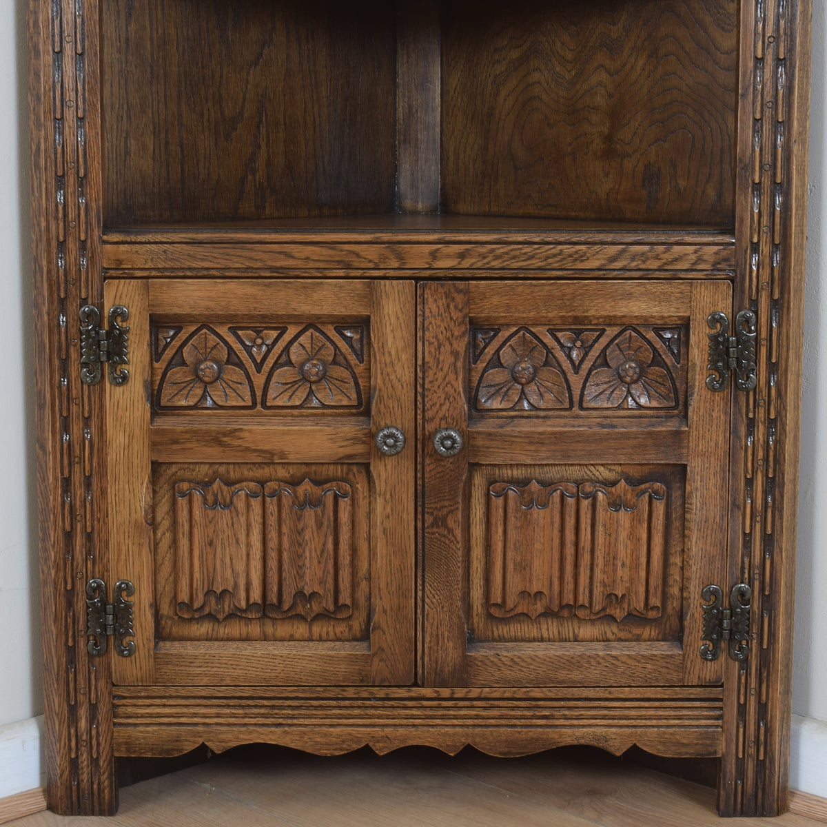 Small Old Charm Corner Unit