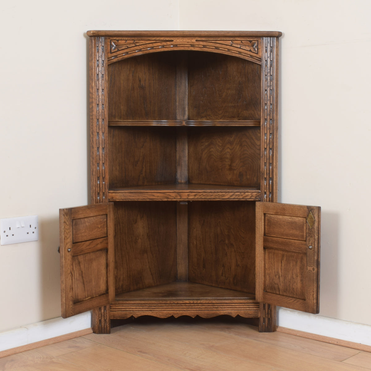 Small Old Charm Corner Unit