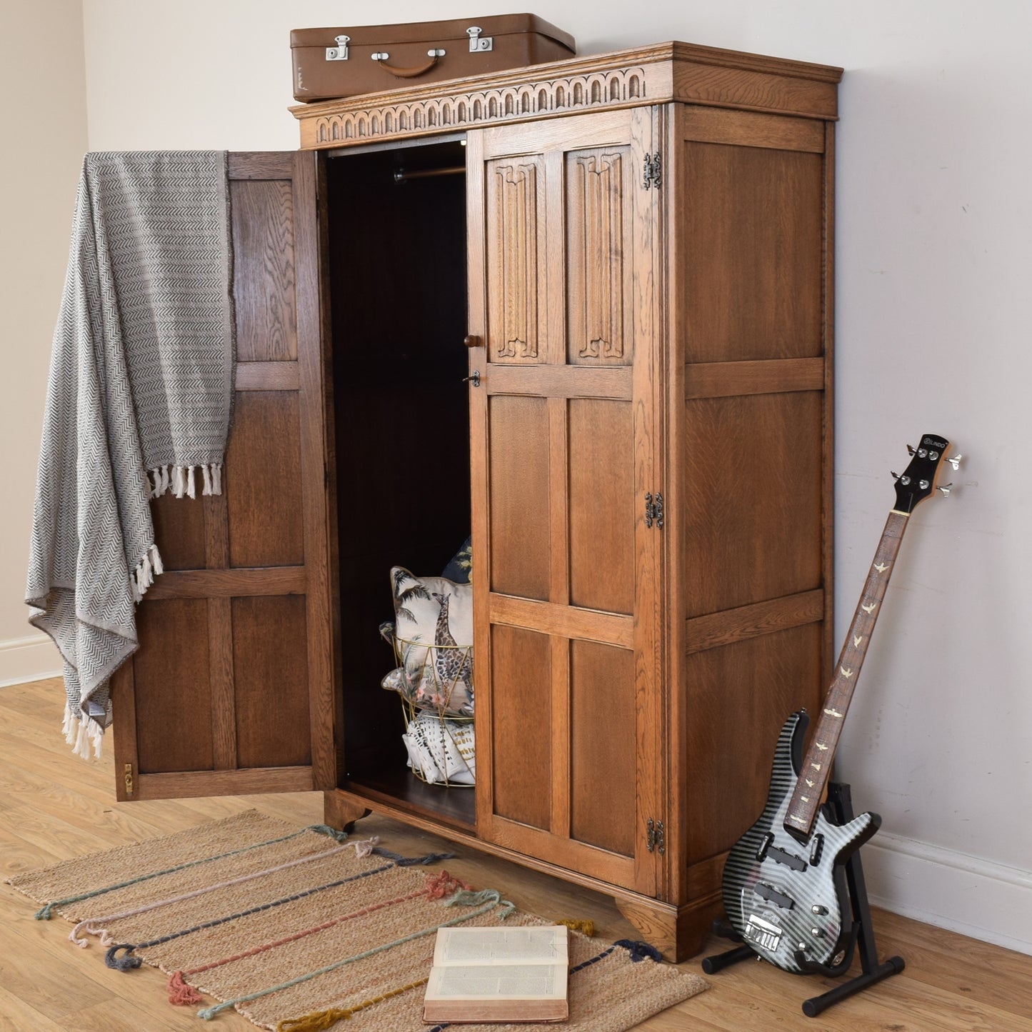 Oak Linenfold Wardrobe