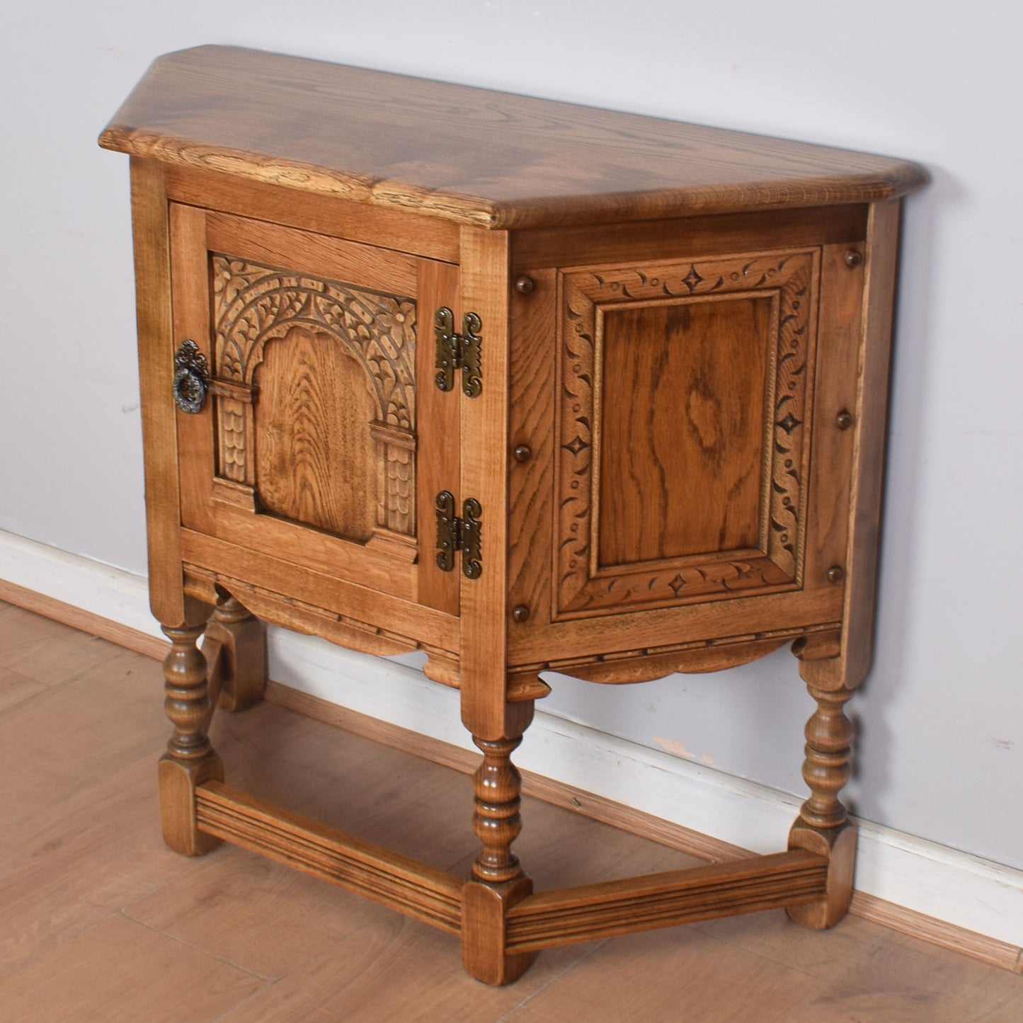 Oak Old Charm Side Cabinet