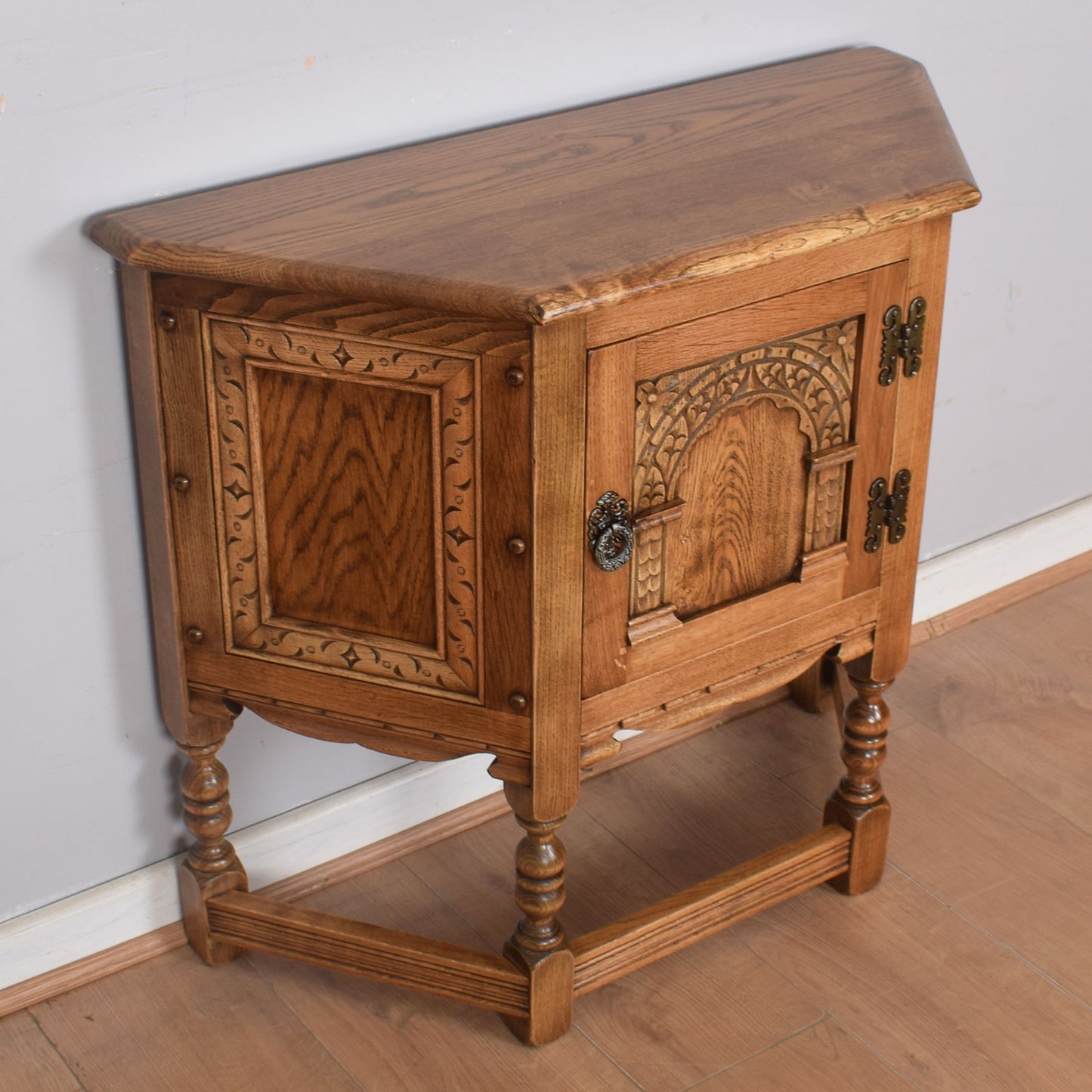 Oak Old Charm Side Cabinet