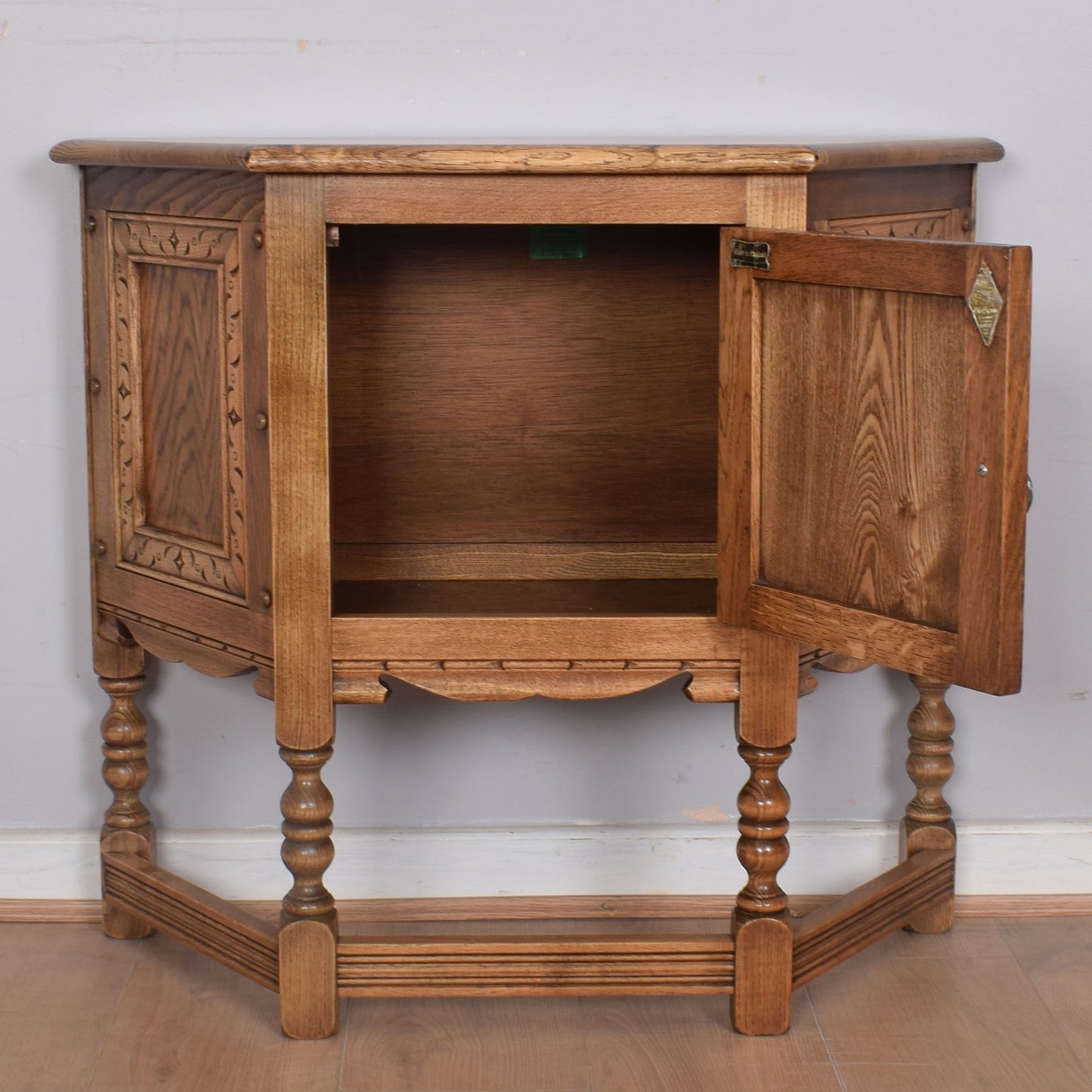 Oak Old Charm Side Cabinet