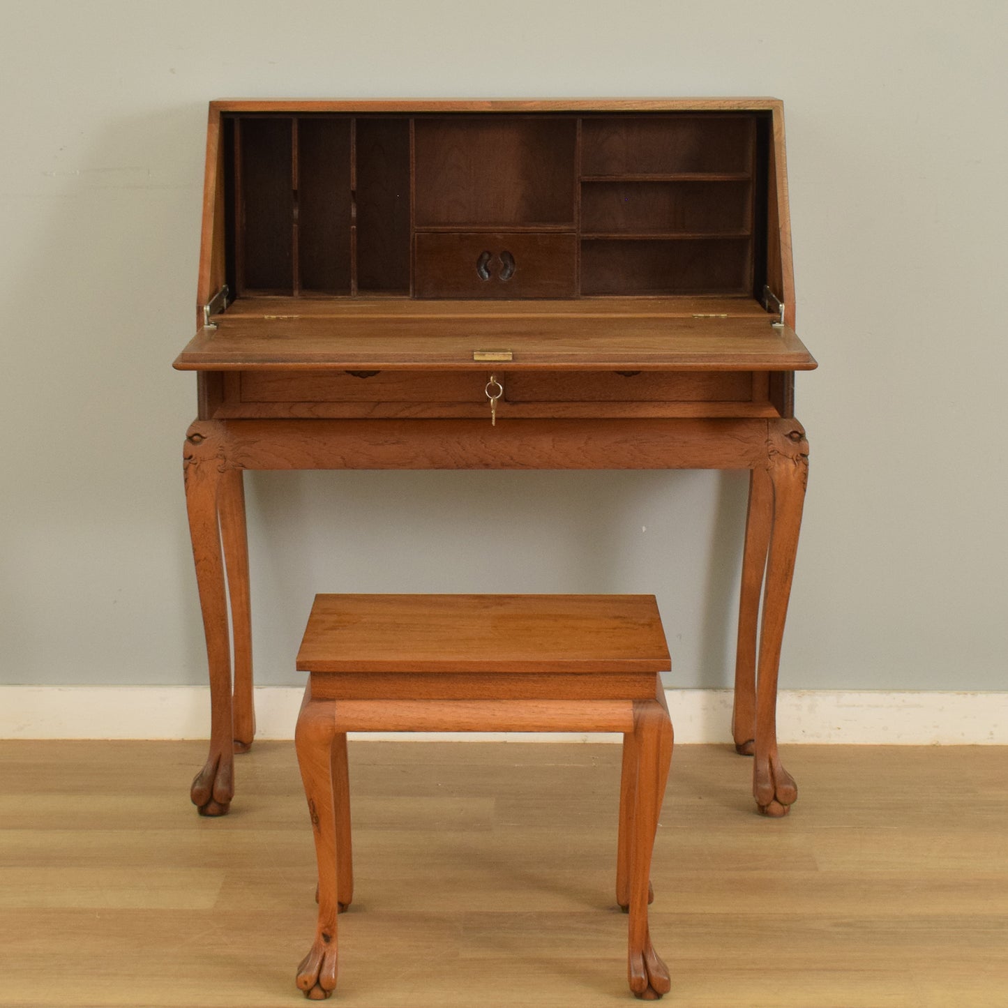 Camphor Bureau with Stool