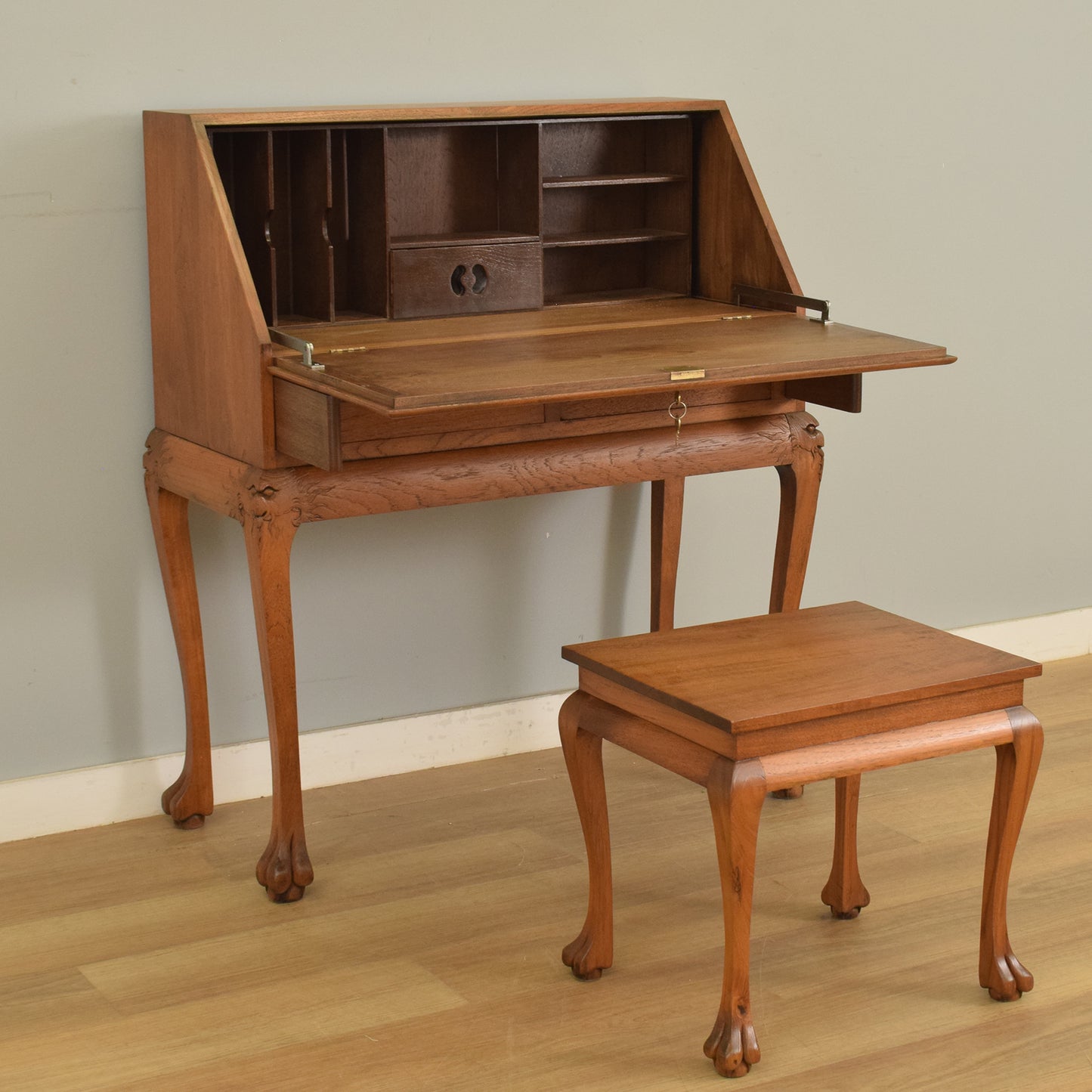 Camphor Bureau with Stool