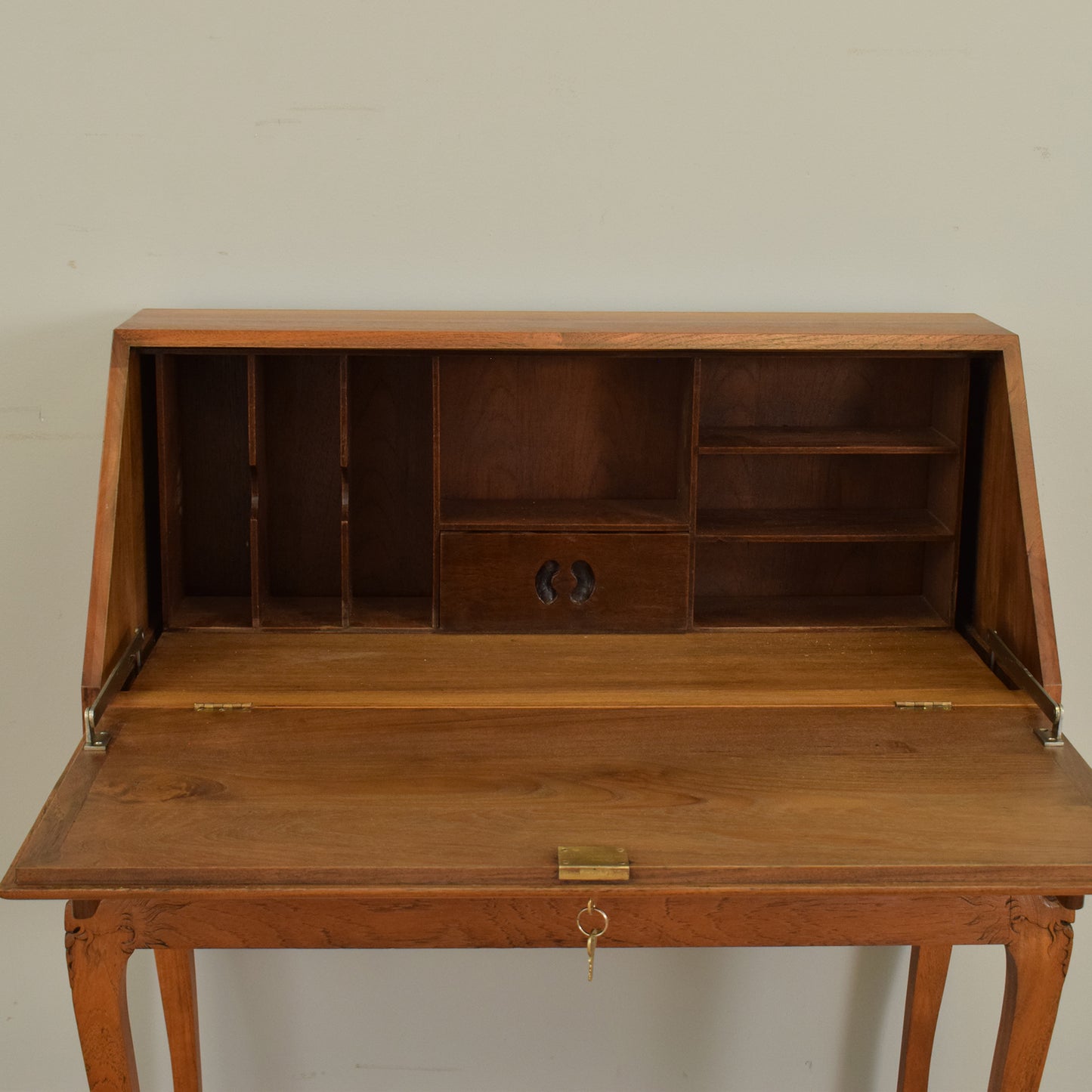 Camphor Bureau with Stool