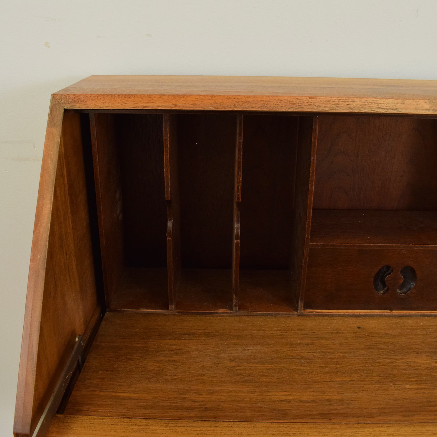 Camphor Bureau with Stool