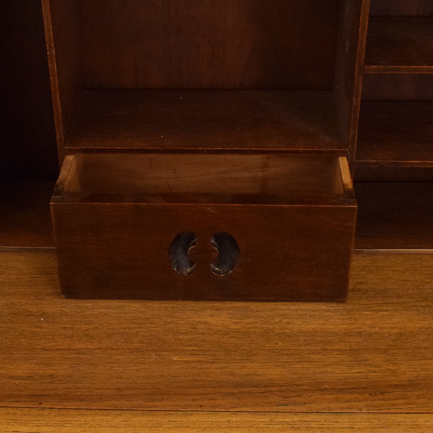 Camphor Bureau with Stool