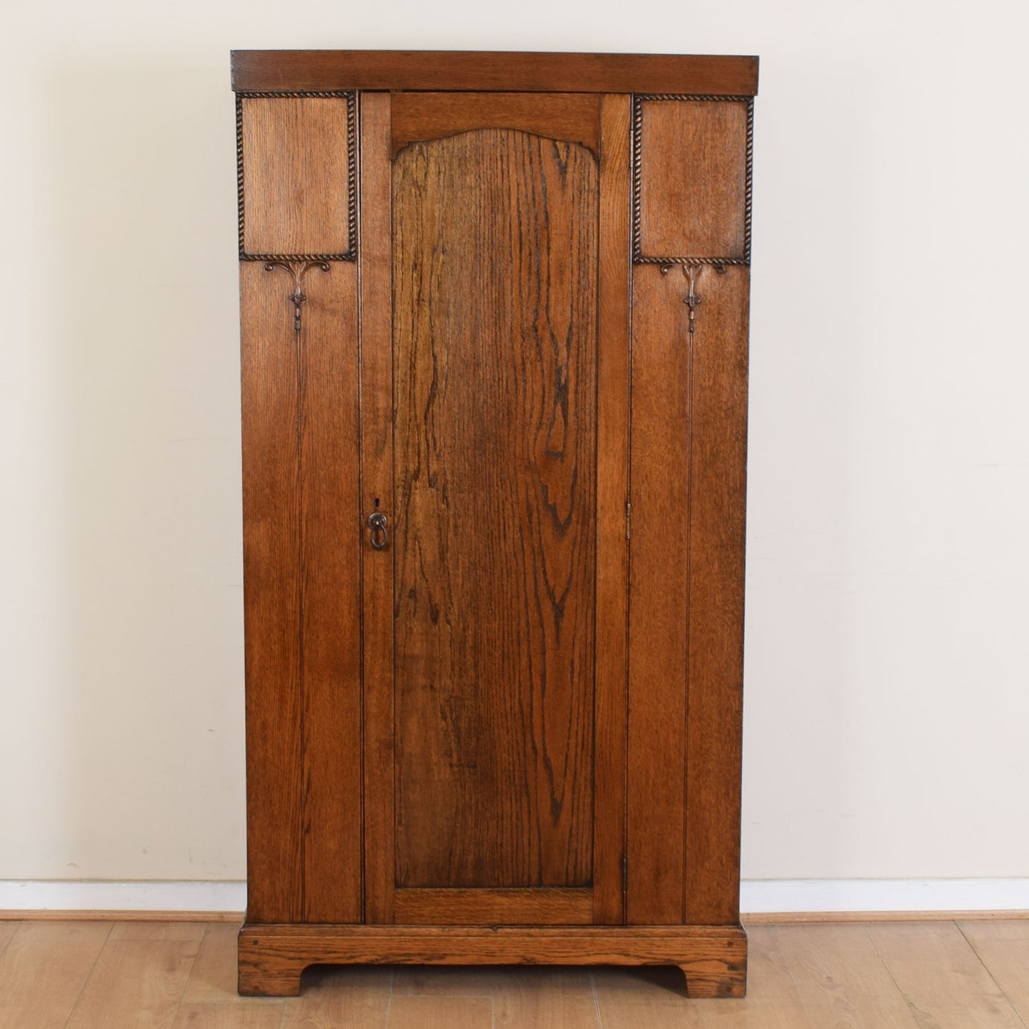 Oak Vintage Hall Robe