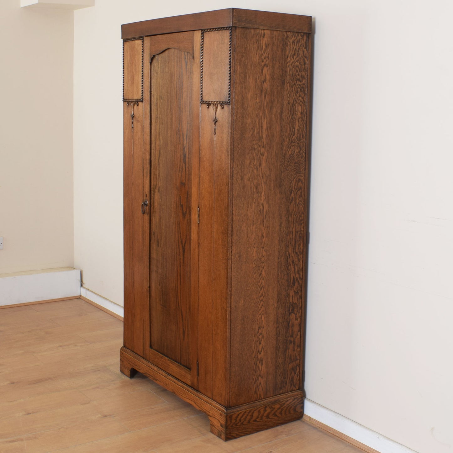 Oak Vintage Hall Robe
