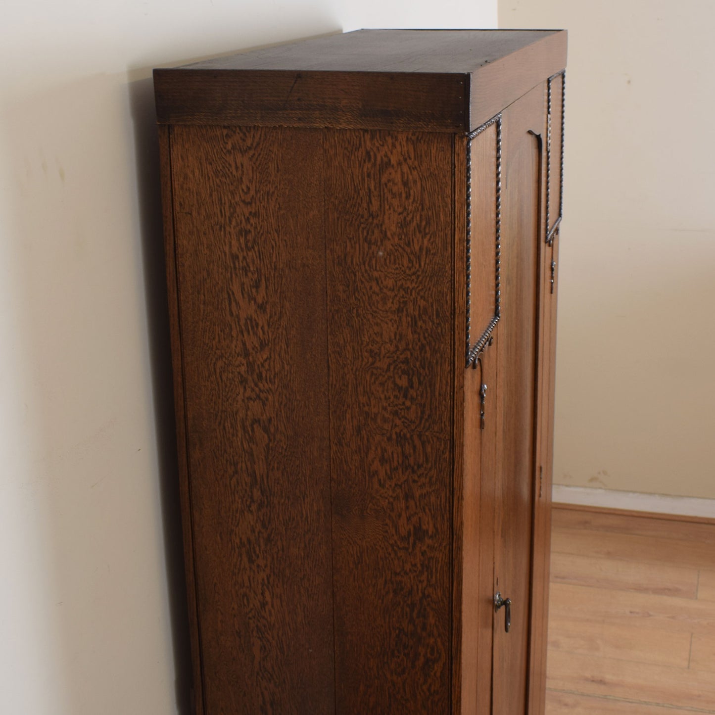 Oak Vintage Hall Robe