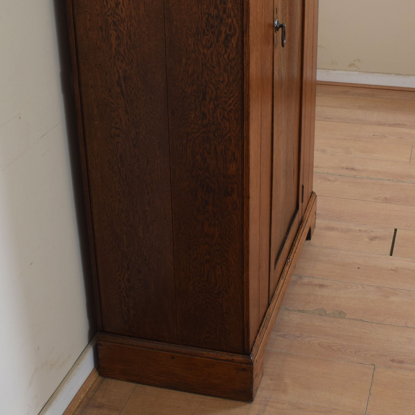 Oak Vintage Hall Robe
