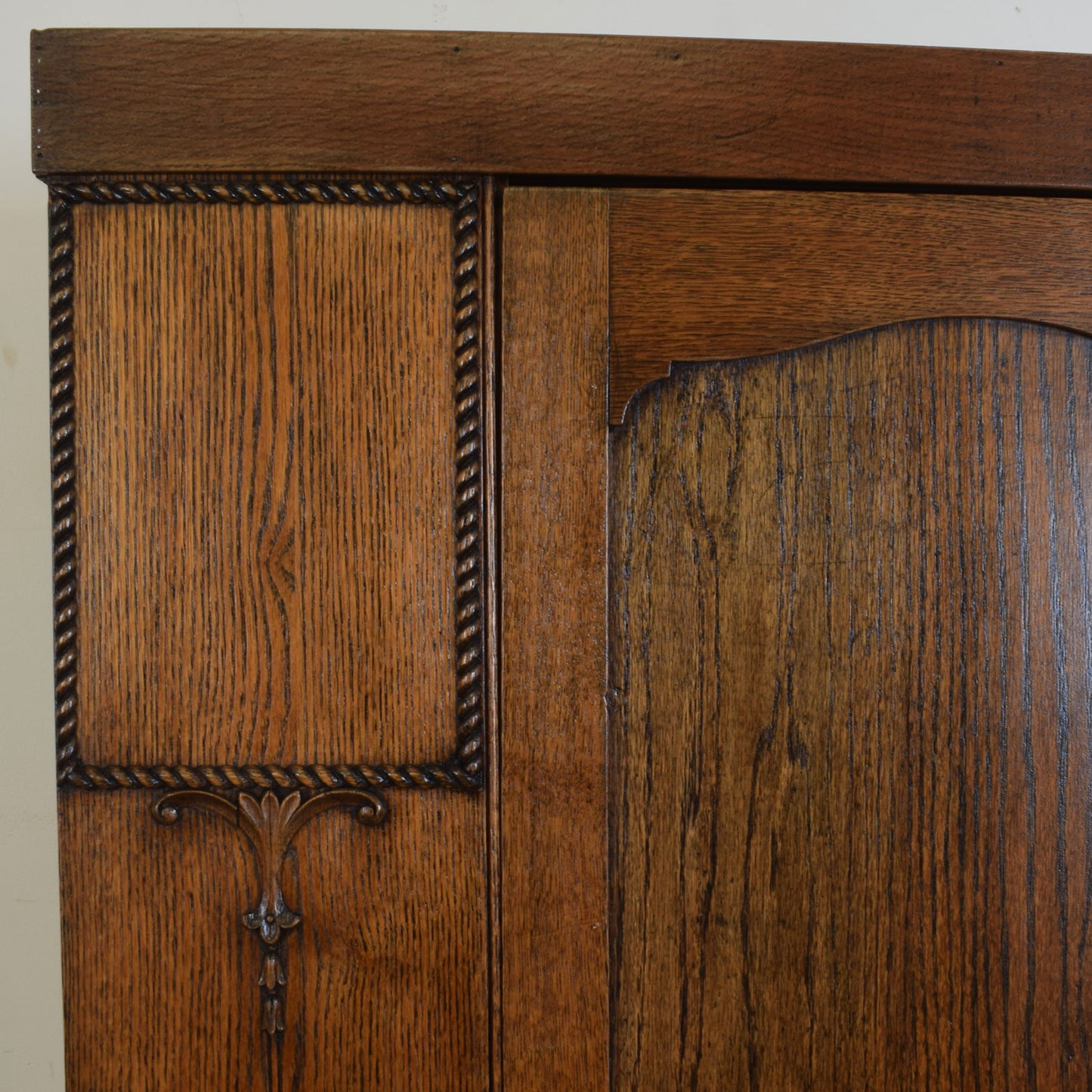 Oak Vintage Hall Robe