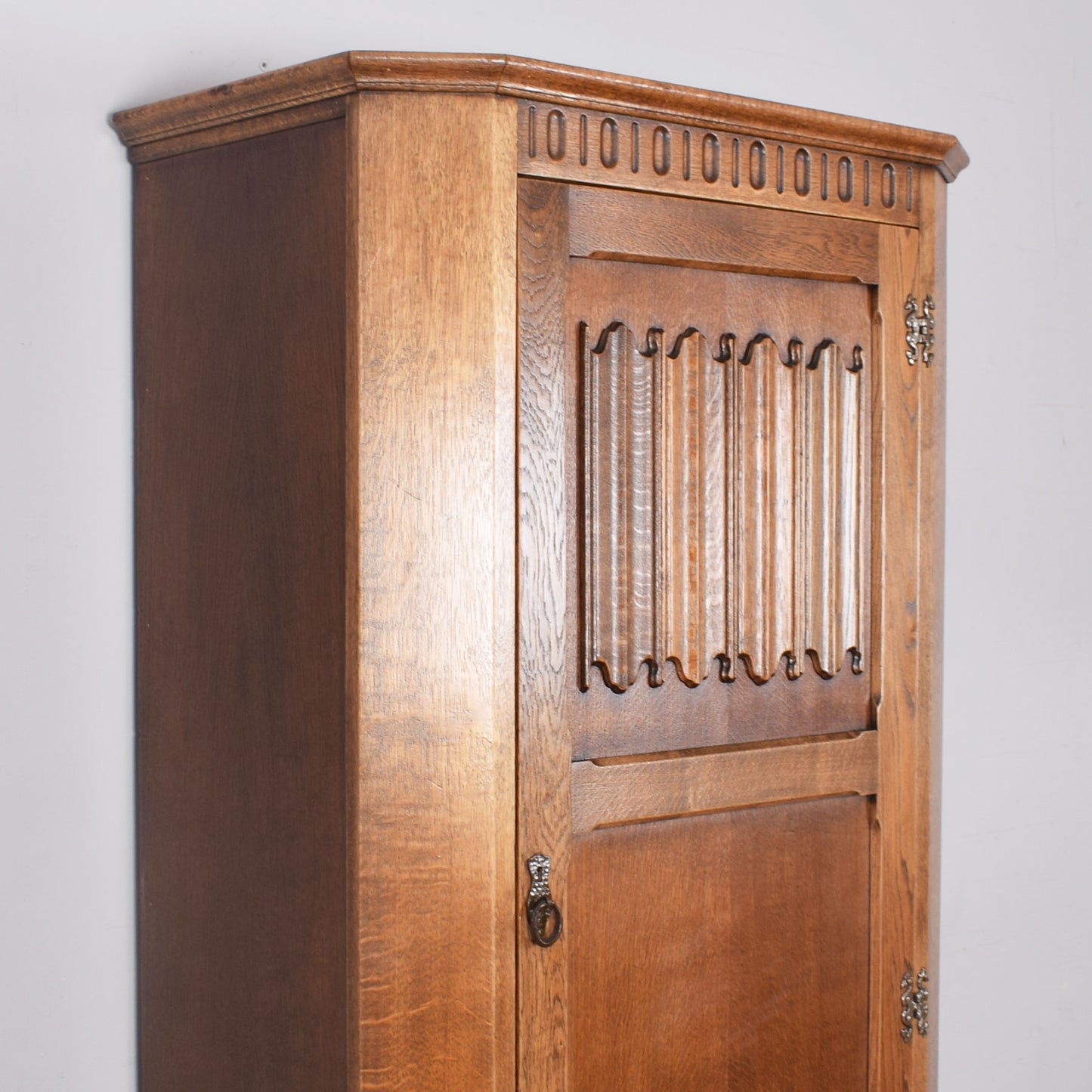 Oak Linenfold Hallrobe