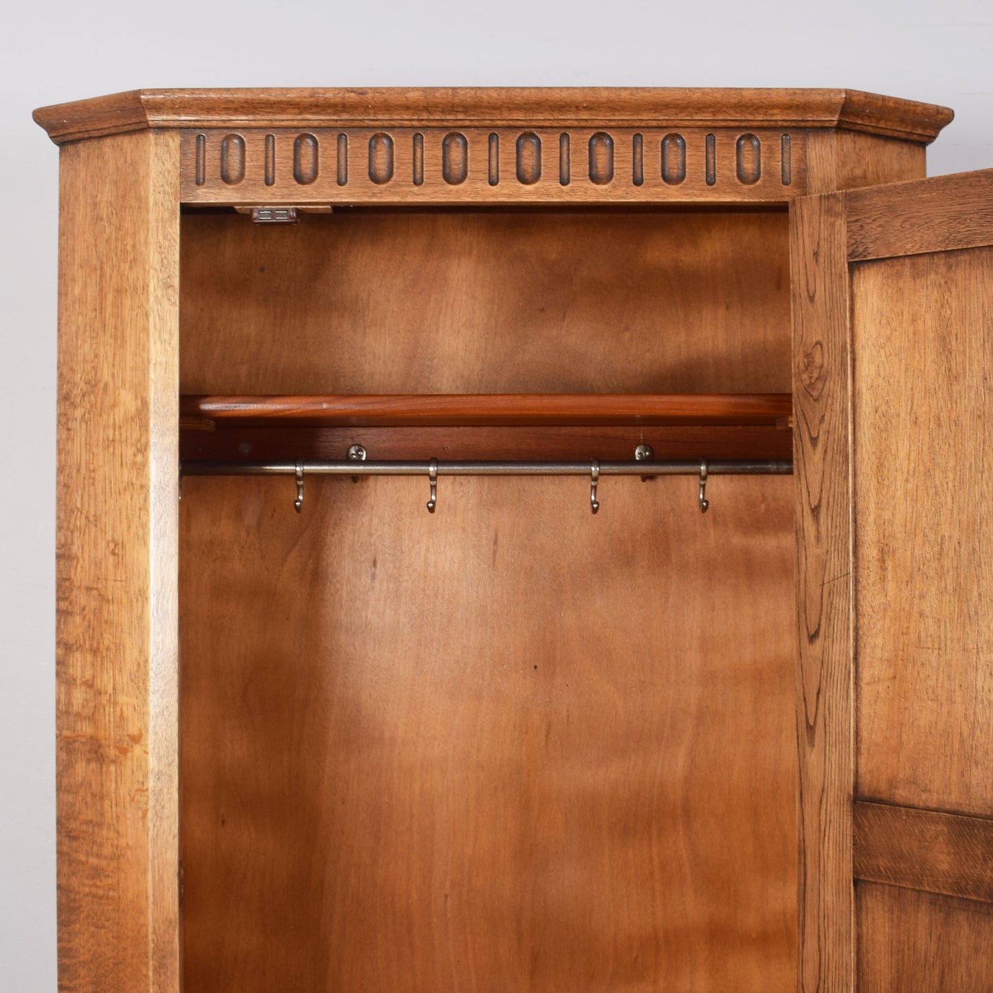 Oak Linenfold Hallrobe