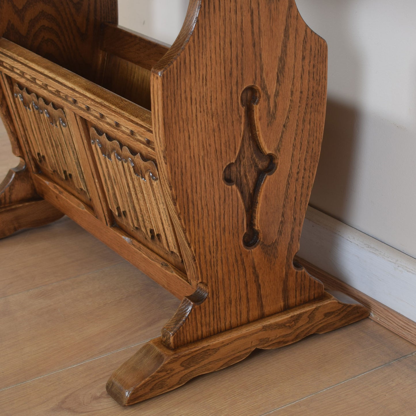 Old Charm Magazine Rack