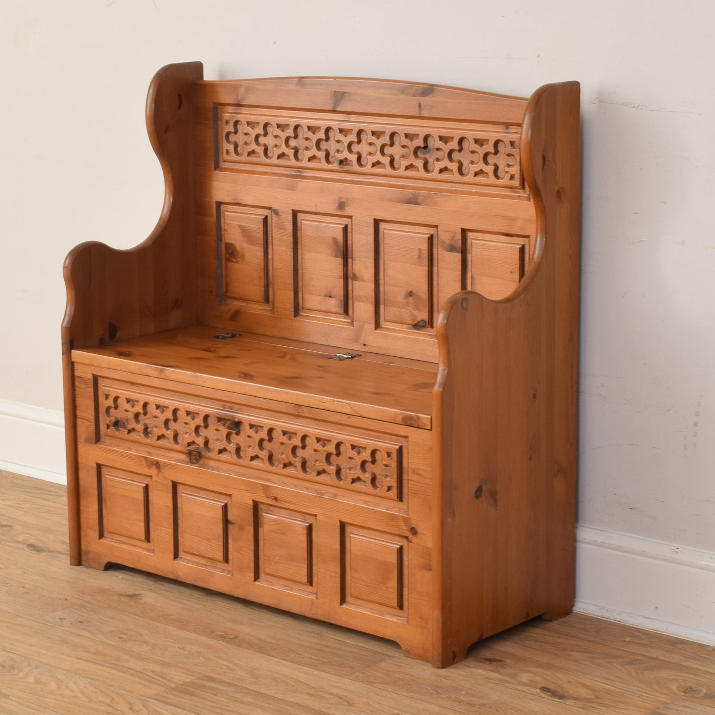 Pine Settle Bench