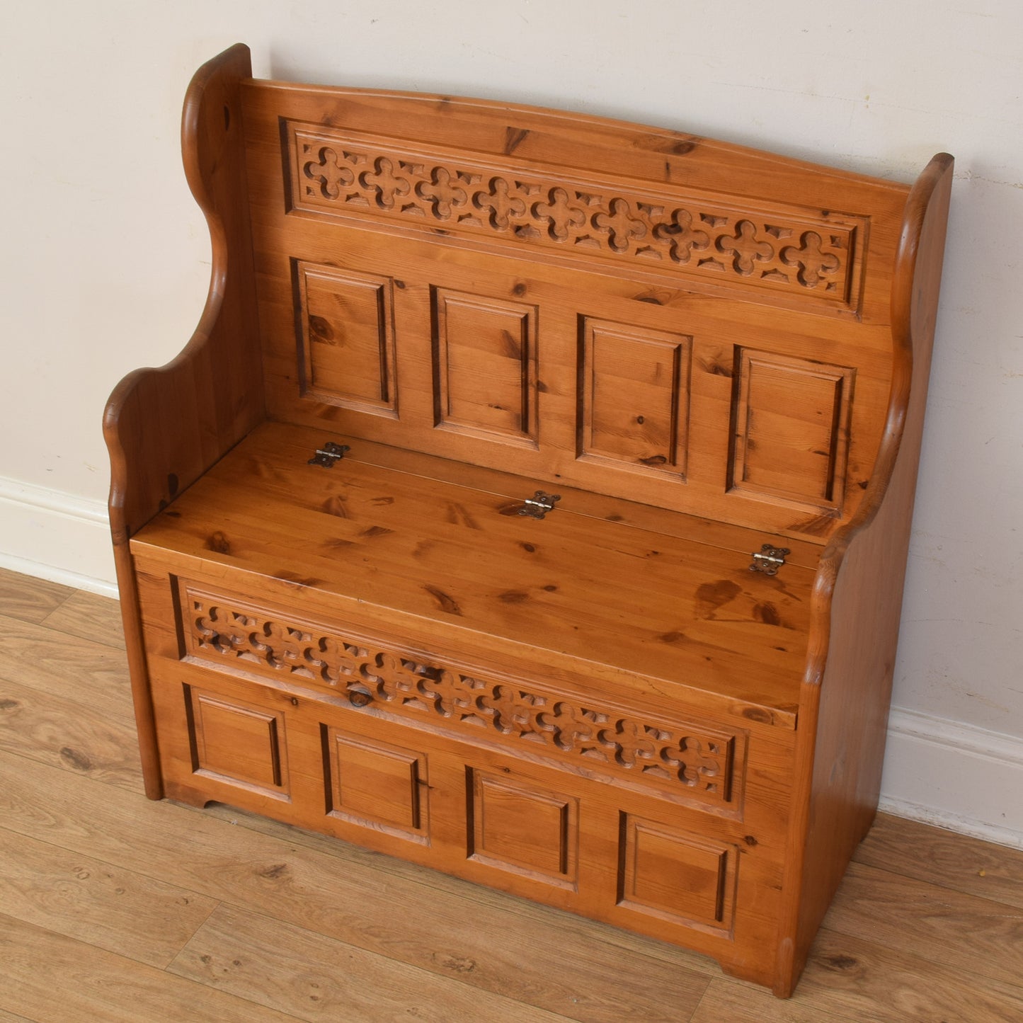 Pine Settle Bench