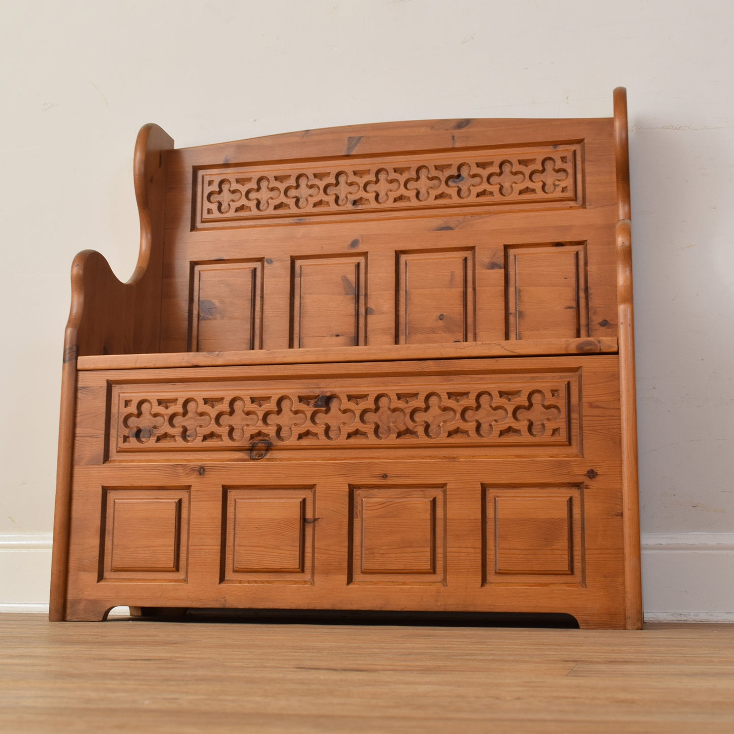 Pine Settle Bench