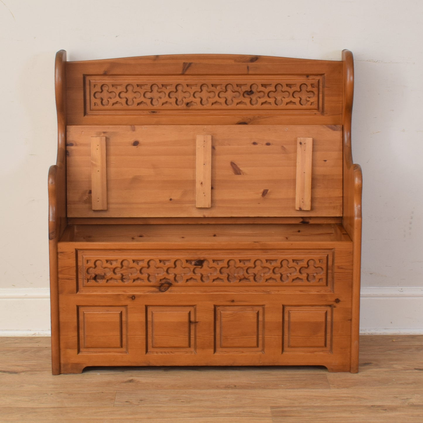 Pine Settle Bench