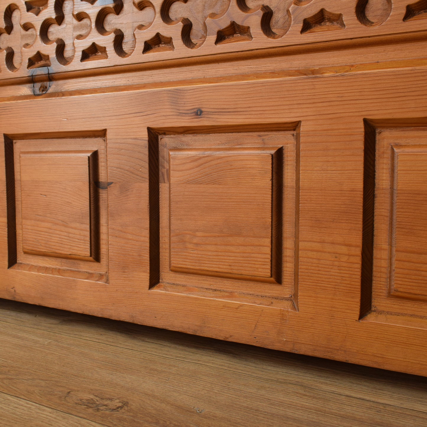 Pine Settle Bench