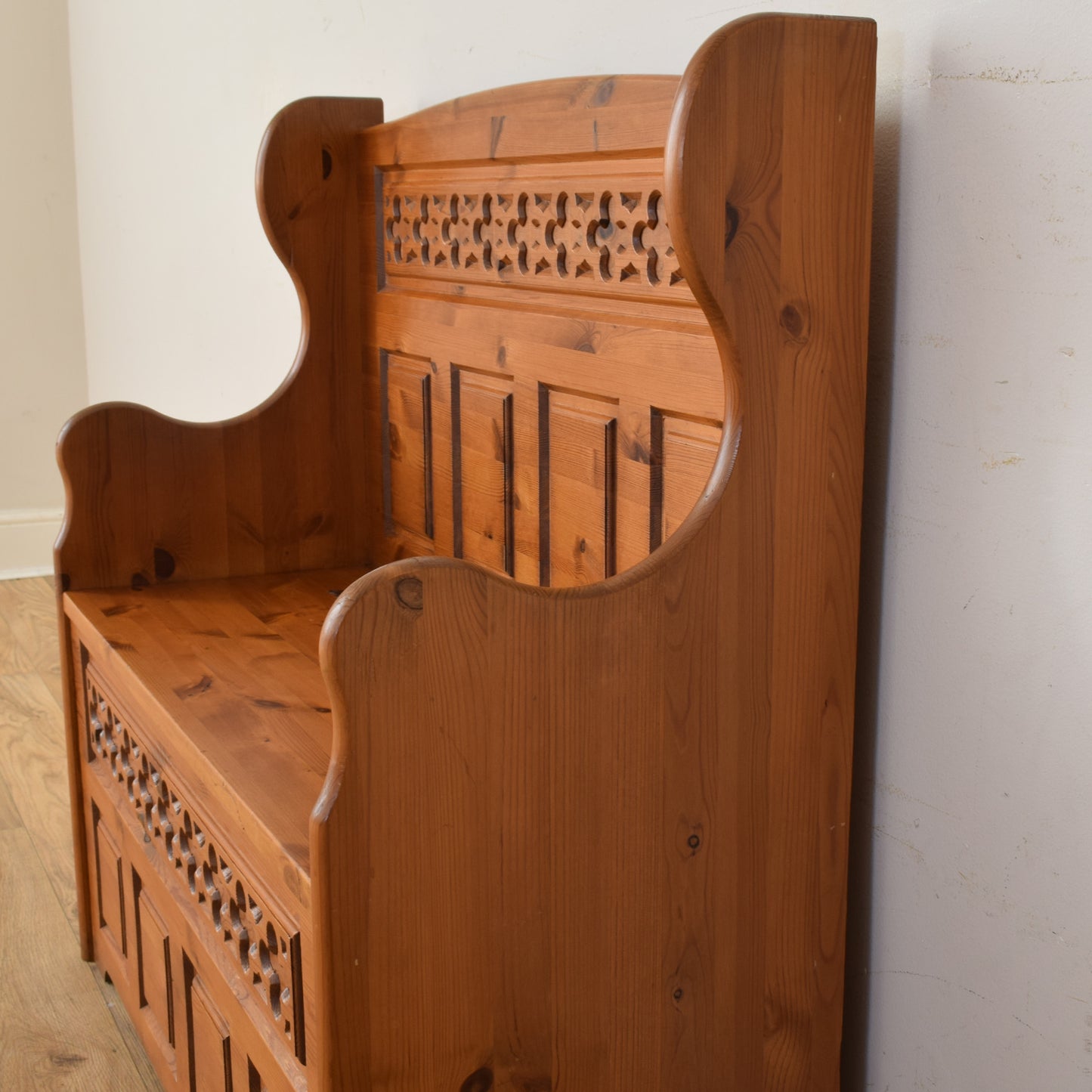 Pine Settle Bench