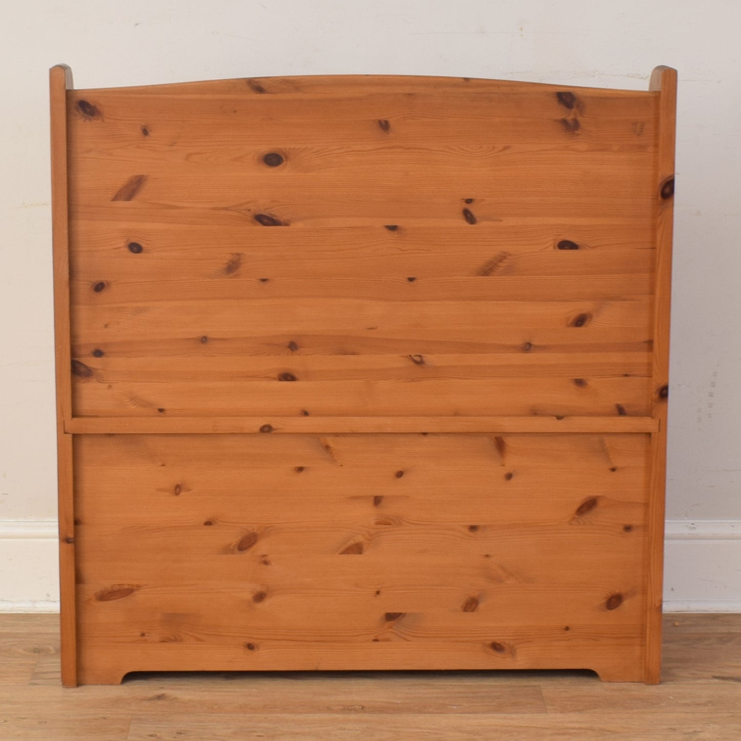 Pine Settle Bench