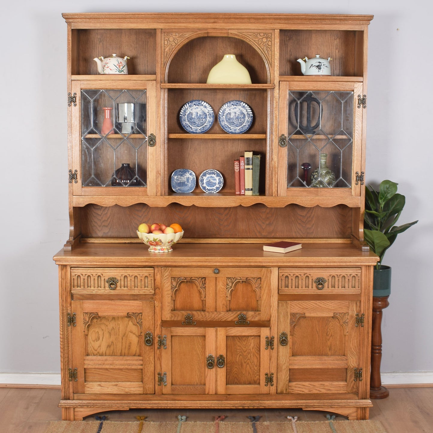 Old Charm Dresser with Drinks Cabinet