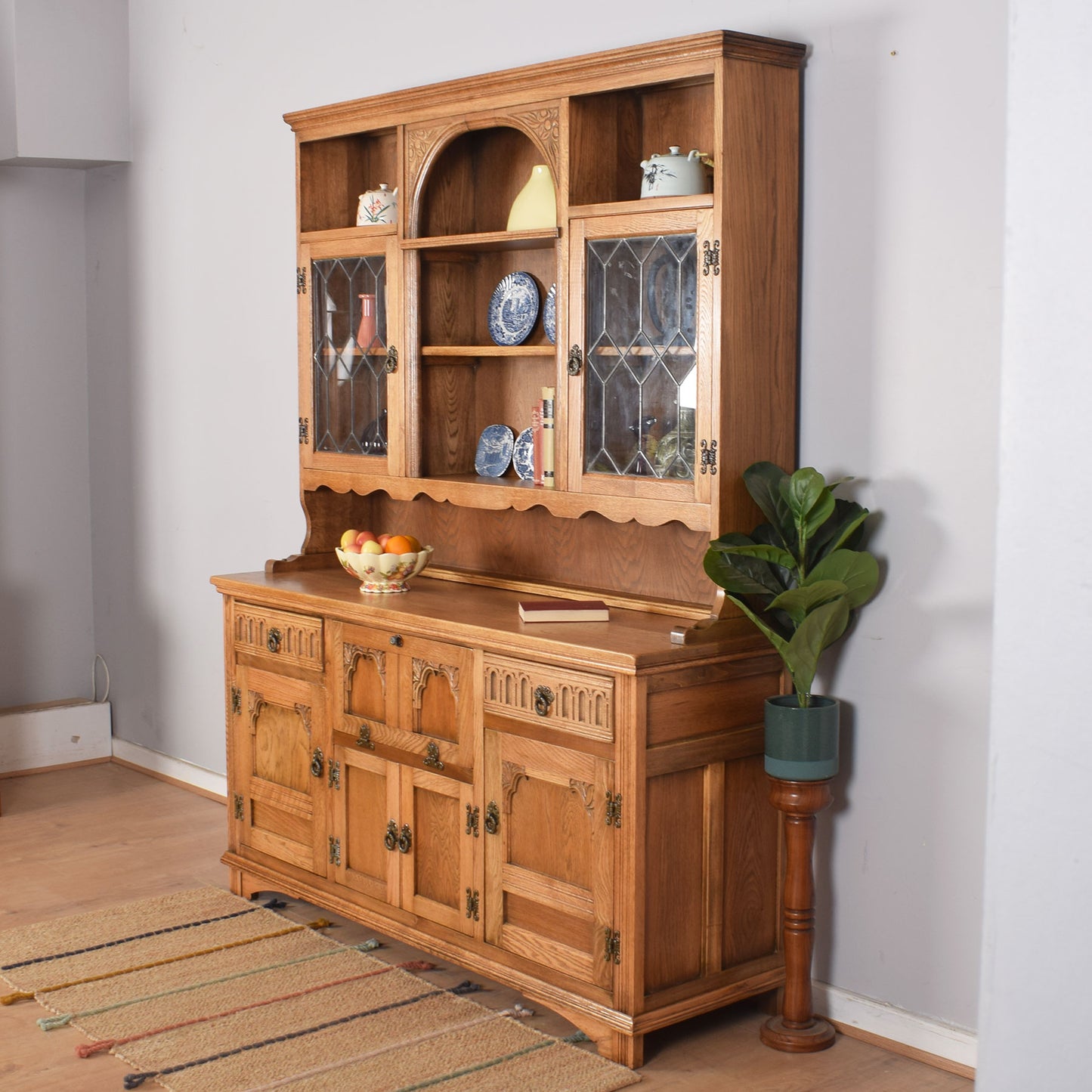 Old Charm Dresser with Drinks Cabinet