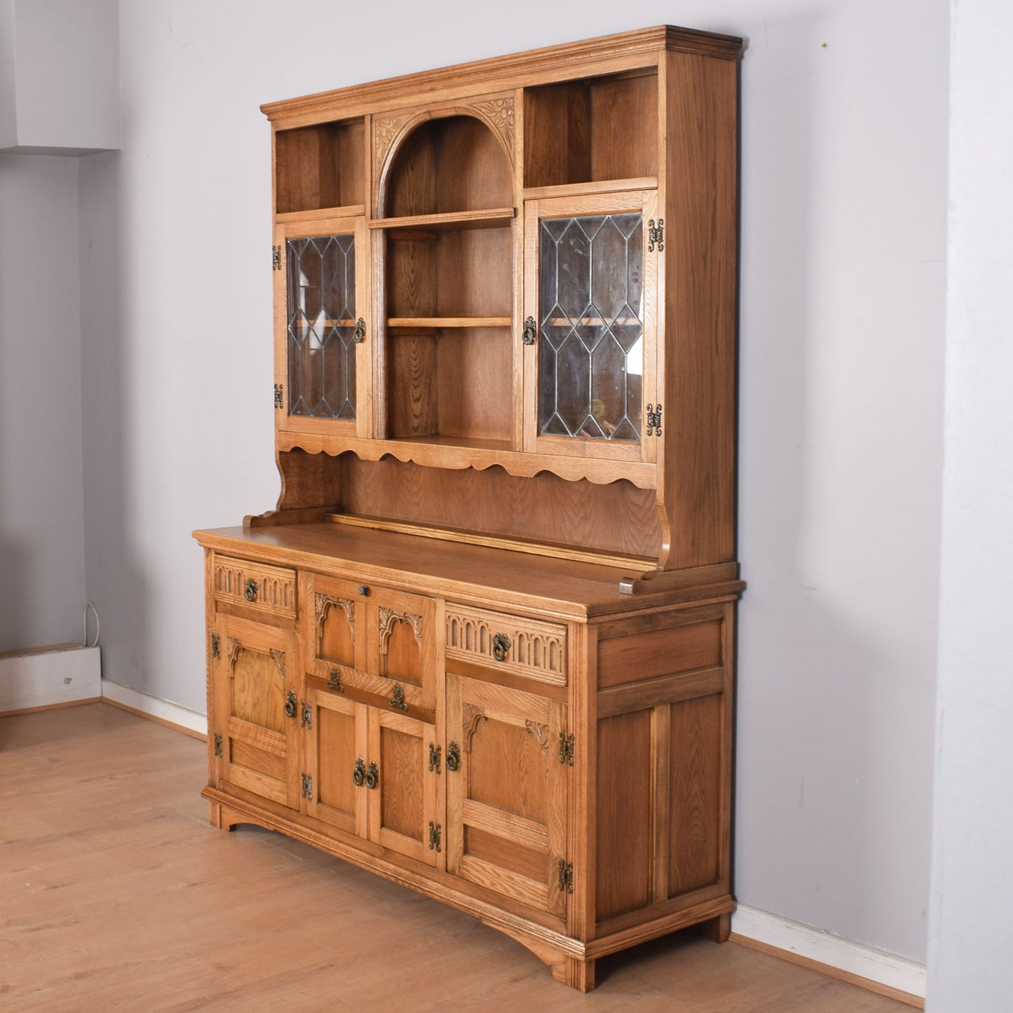 Old Charm Dresser with Drinks Cabinet