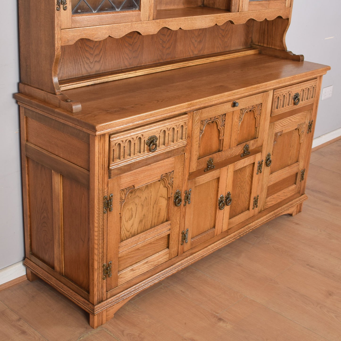 Old Charm Dresser with Drinks Cabinet