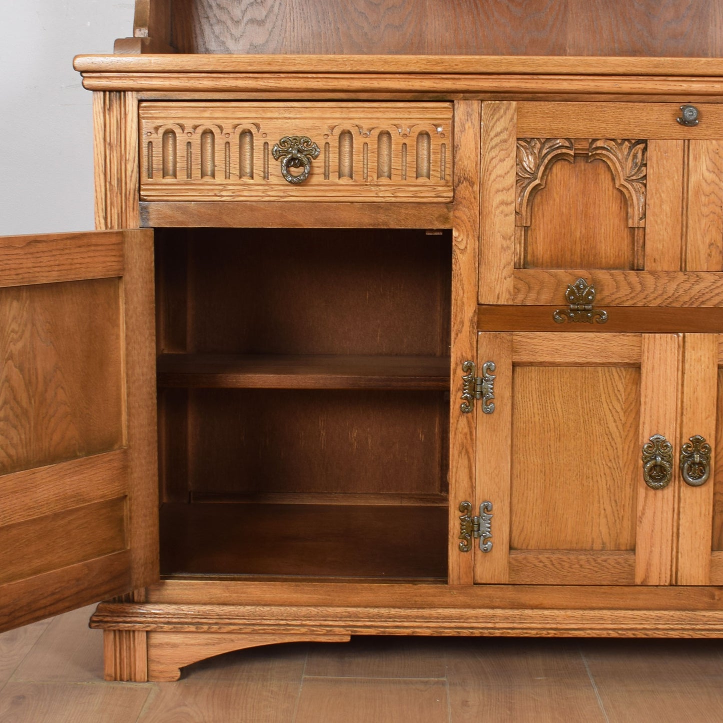 Old Charm Dresser with Drinks Cabinet