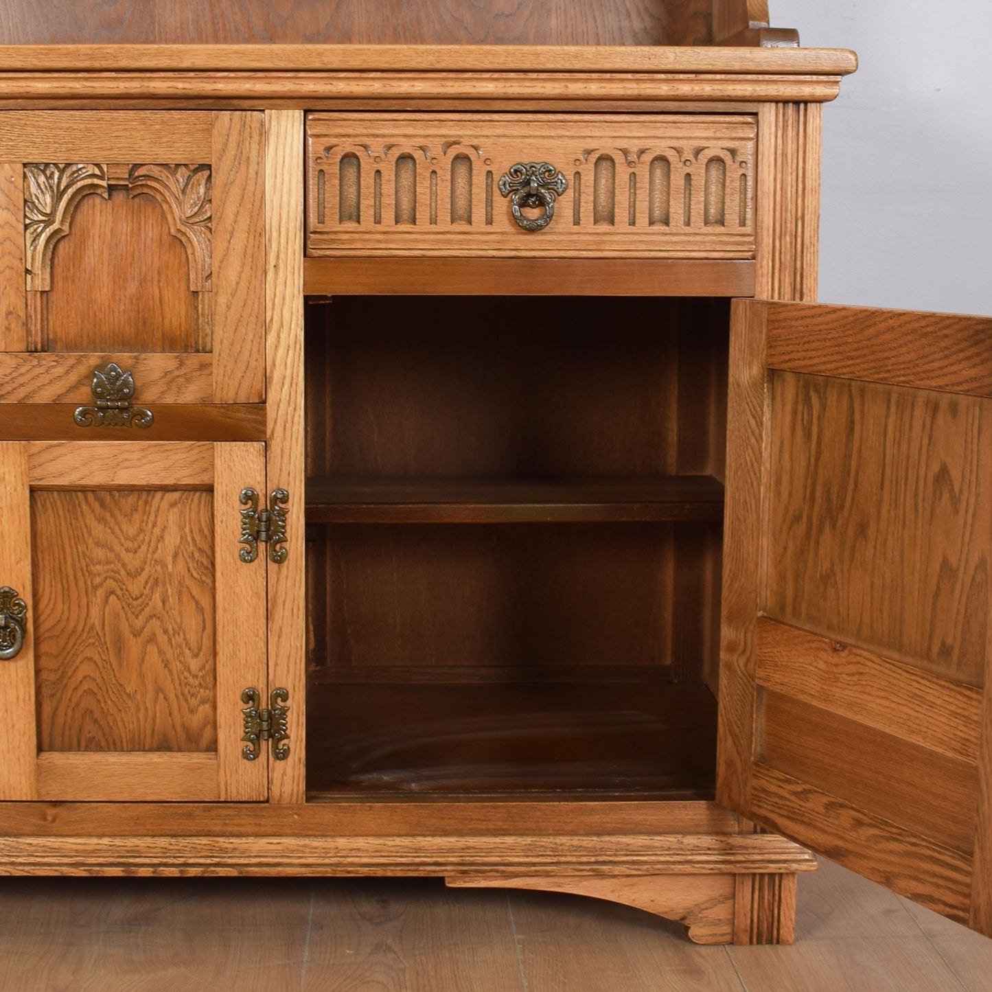 Old Charm Dresser with Drinks Cabinet