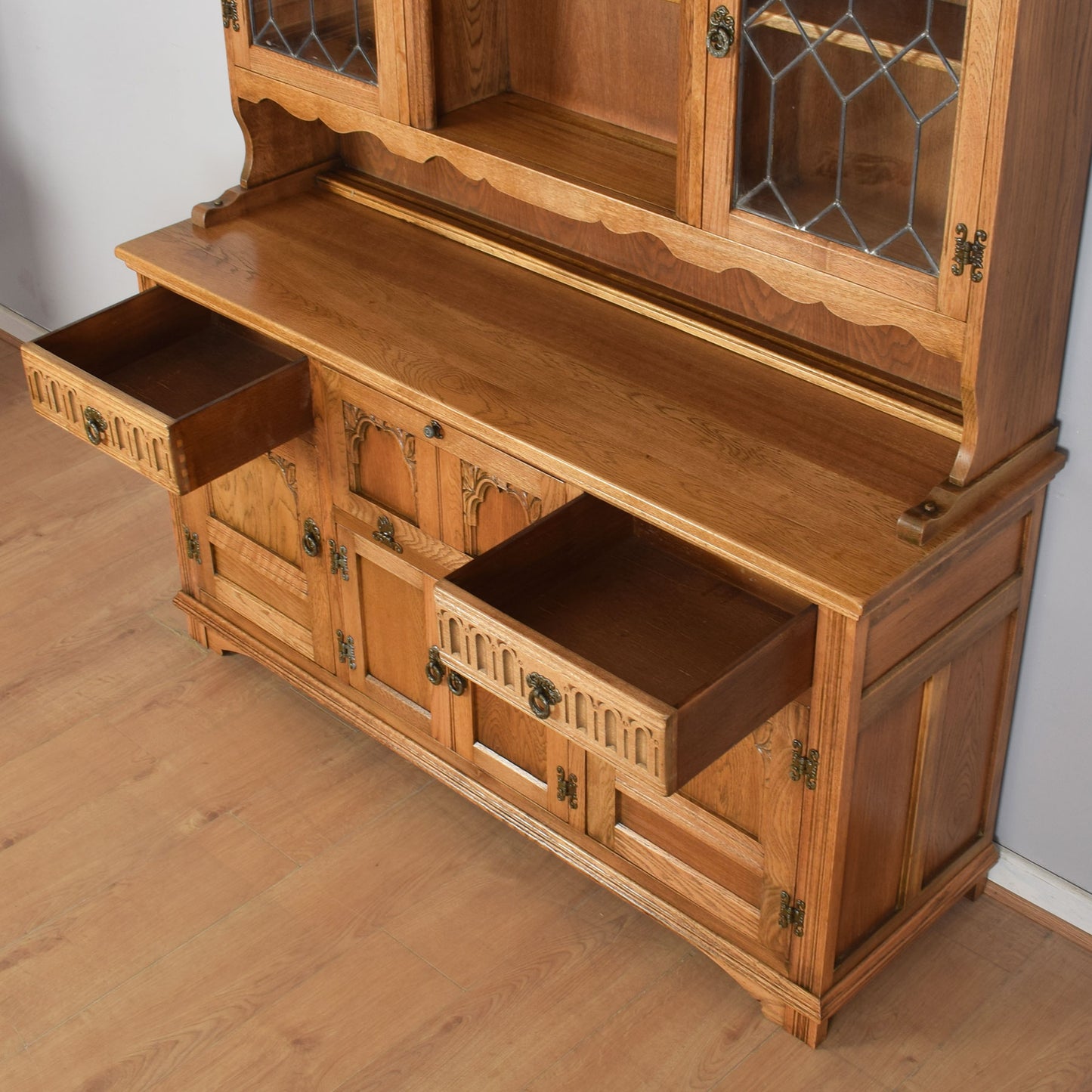 Old Charm Dresser with Drinks Cabinet