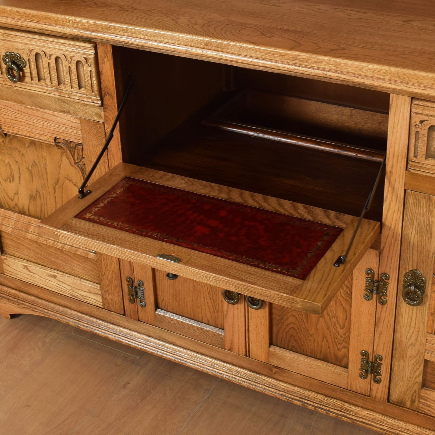 Old Charm Dresser with Drinks Cabinet