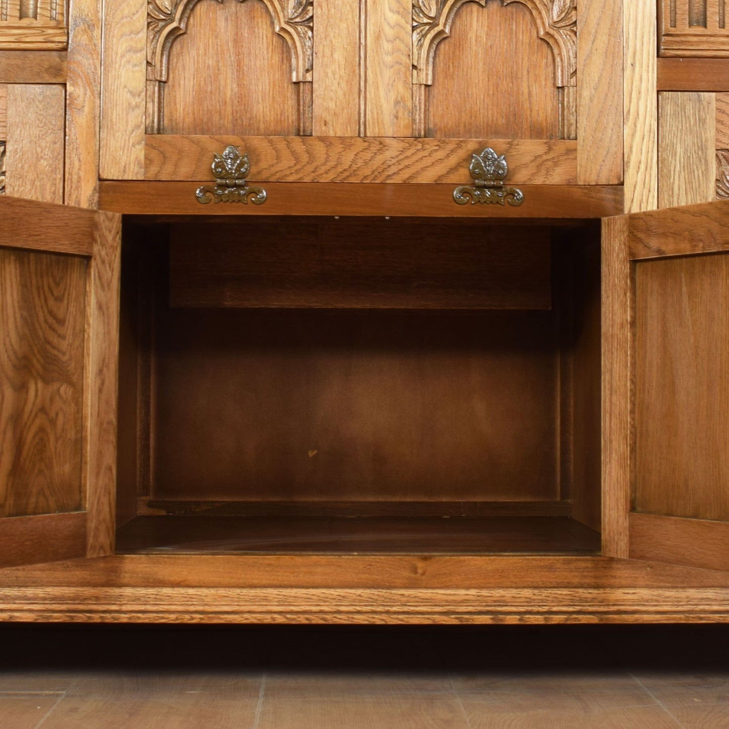 Old Charm Dresser with Drinks Cabinet