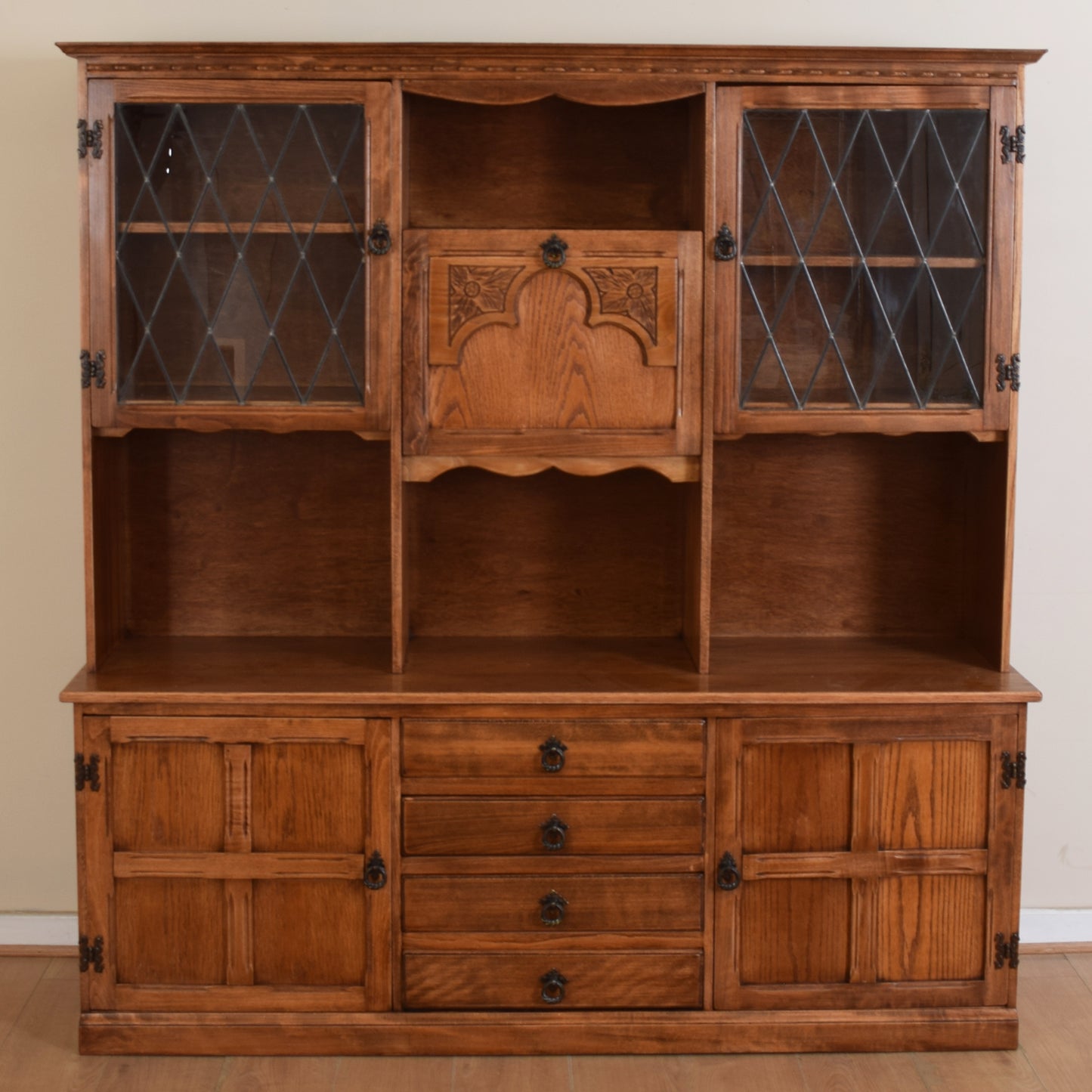 Old Charm Dresser Diplay Unit