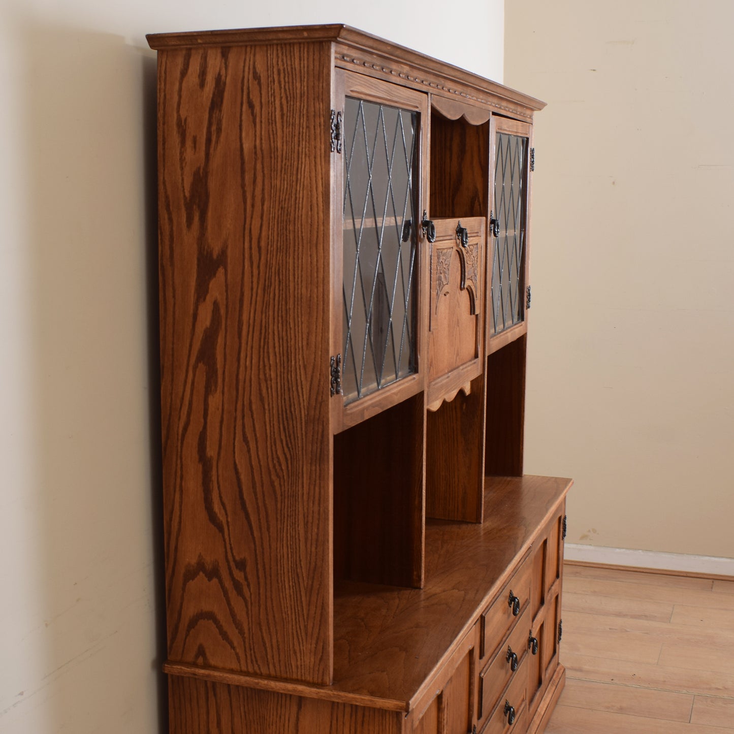 Old Charm Dresser Diplay Unit